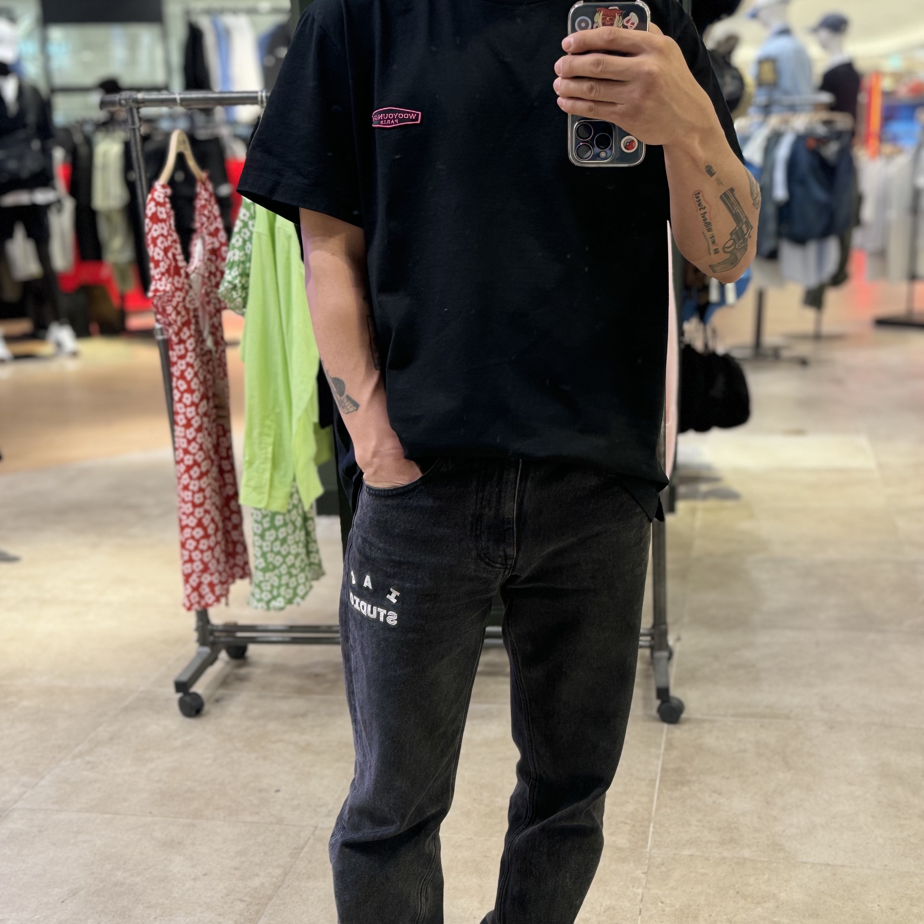 IAB Studio x Lee Denim Jeans Black, Wooyoungmi Pink Back Logo T-Shirt Black - 21SS 착용 스타일 - 1