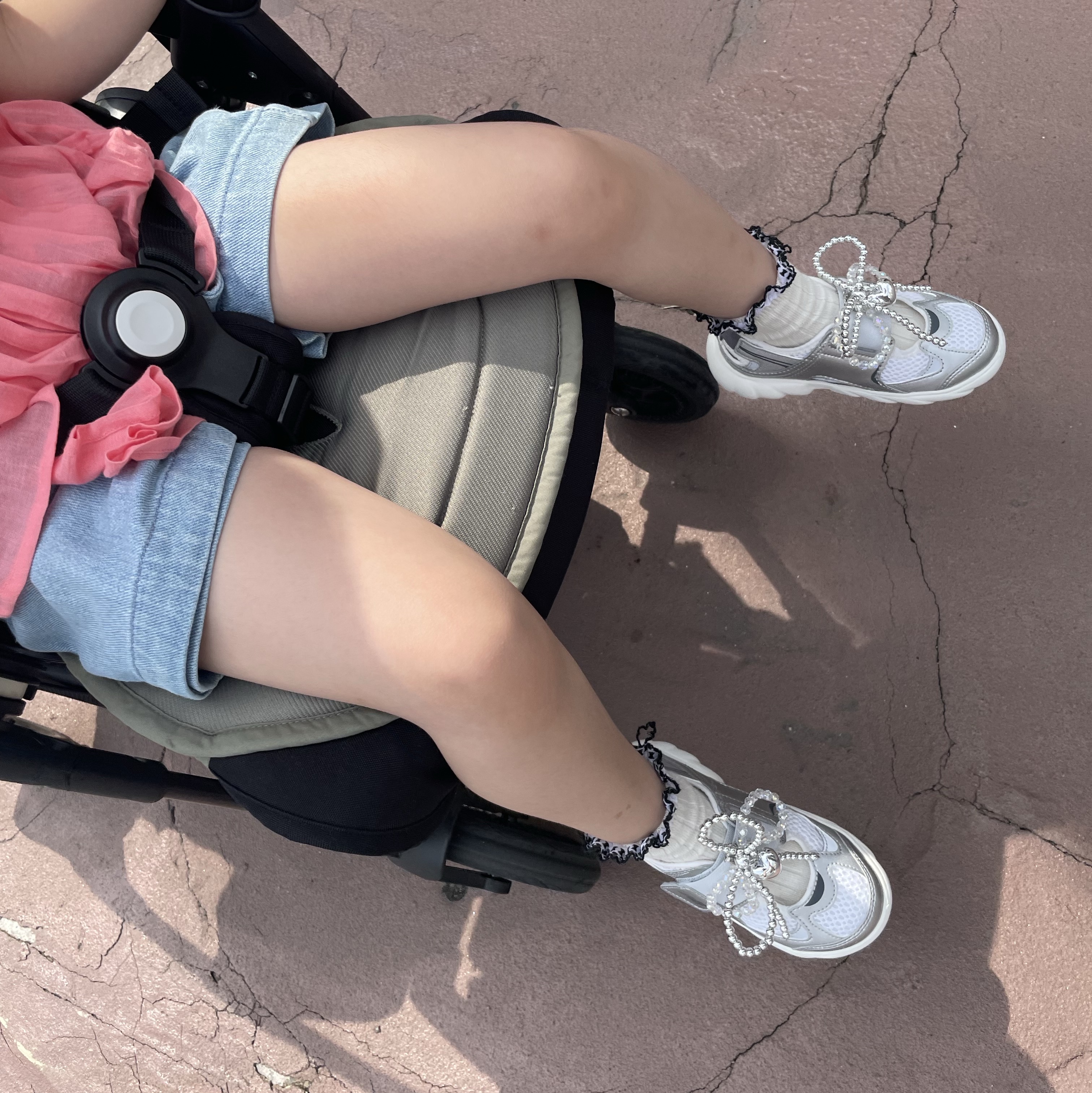 (Kids) New Balance Freedle 920 Sandal Silver 착용 스타일
