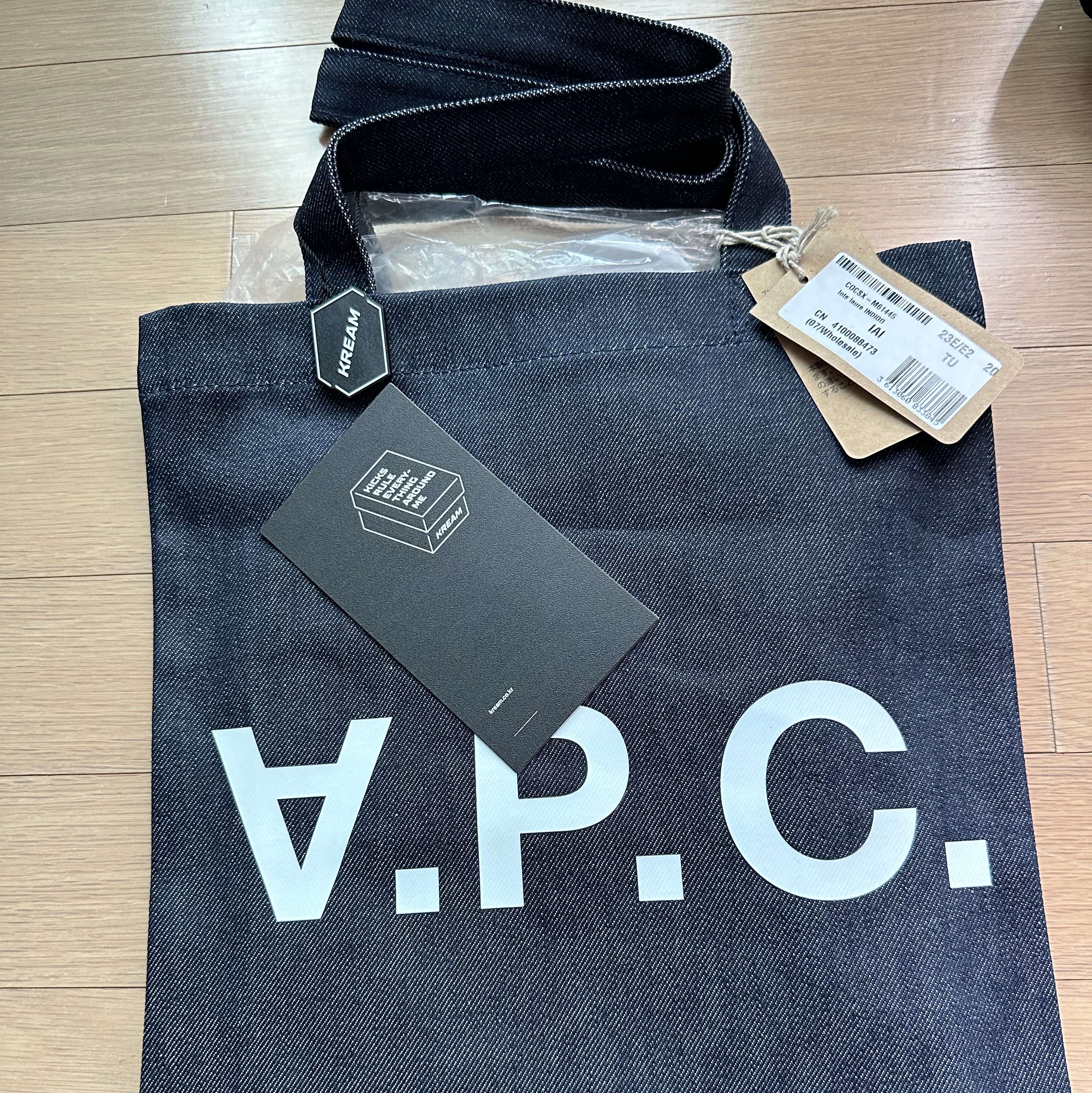 A.P.C. Laure Tote Bag Blue 착용 스타일
