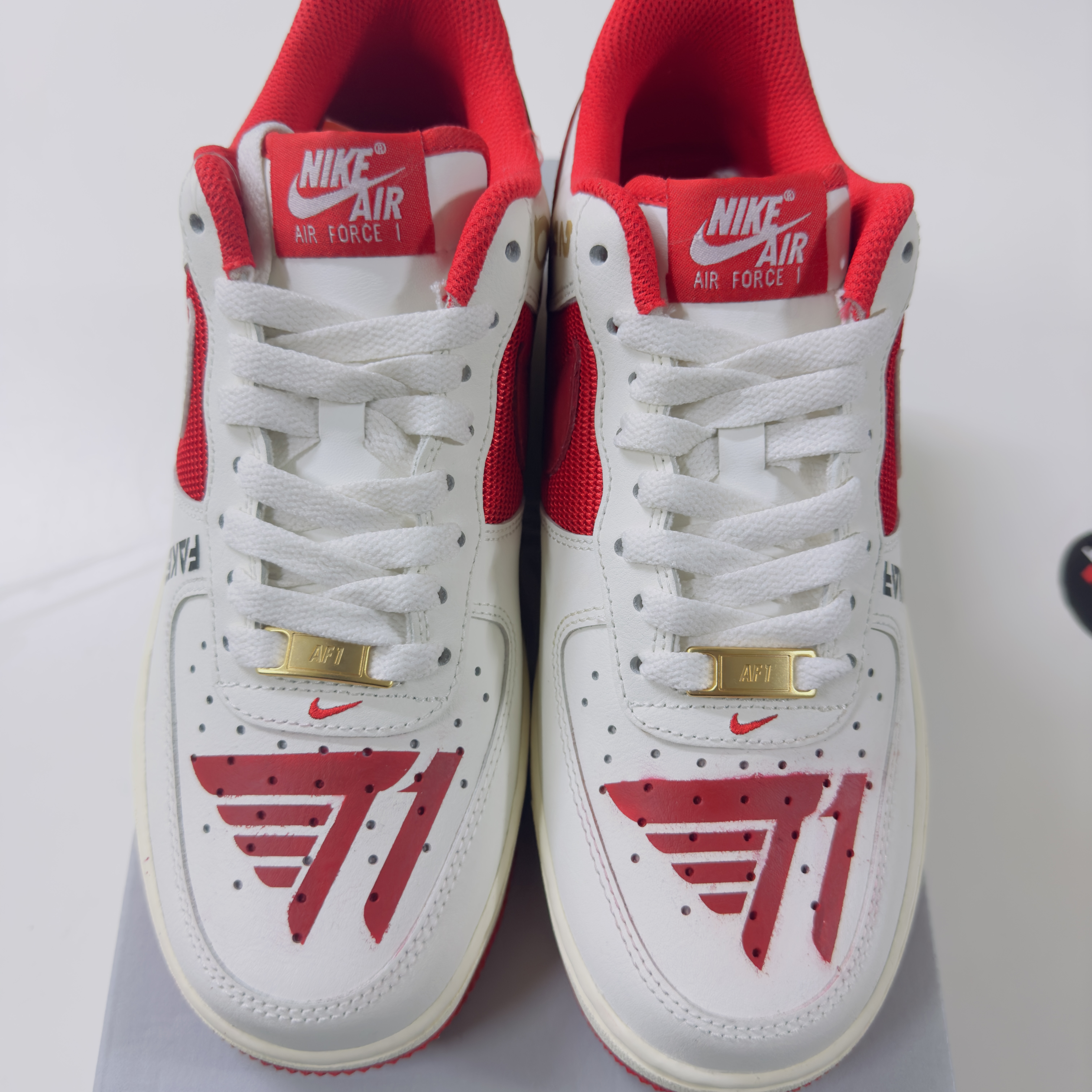 Nike Air Force 1 '07 Sail University Red 착용 스타일 - 2