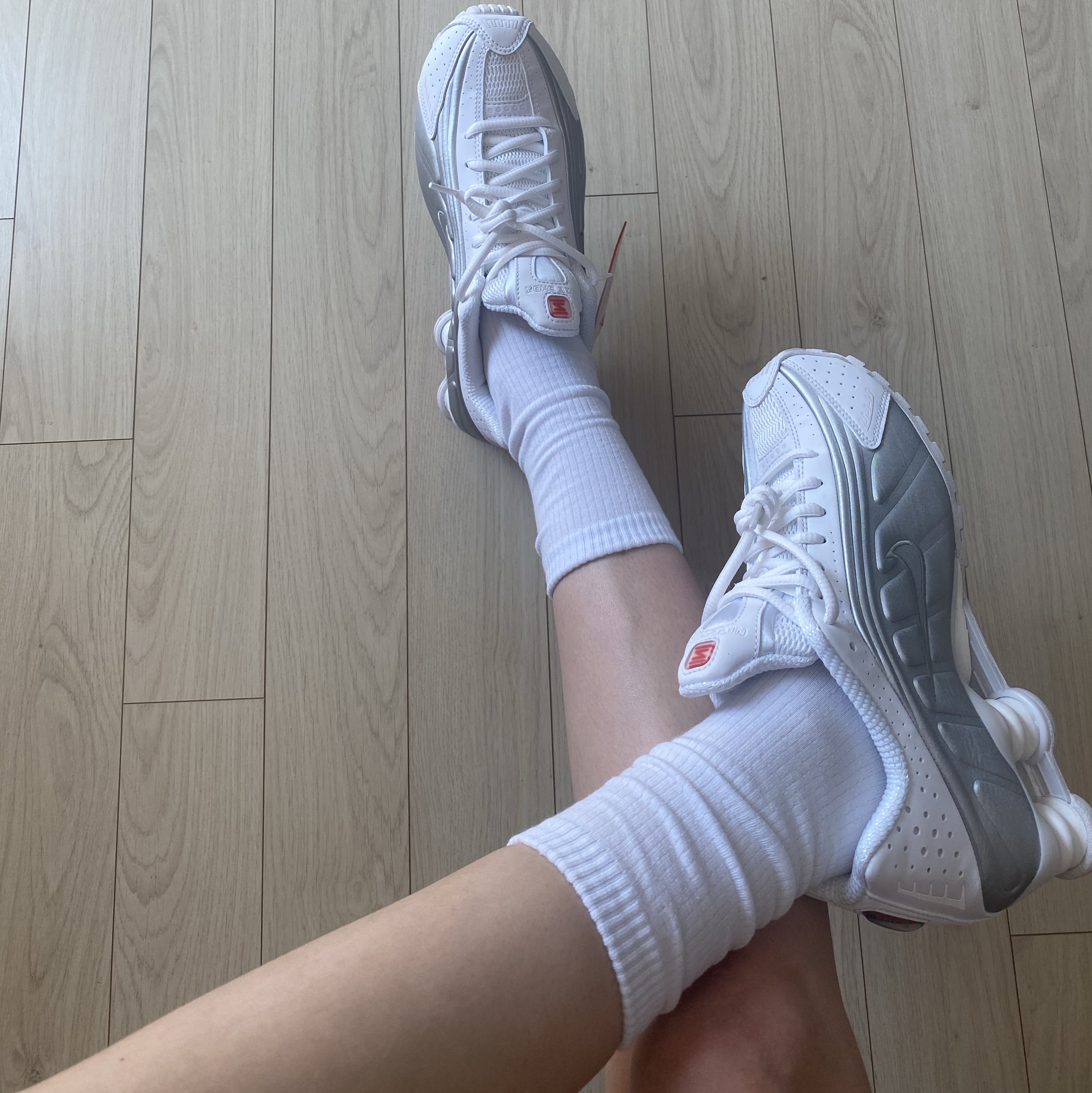 (W) Nike Shox R4 White Metallic Silver 착용 스타일 - 1