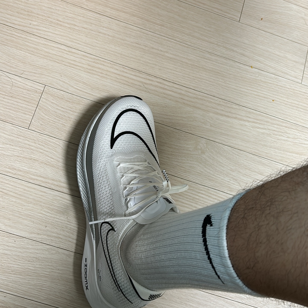 Nike ZoomX Streakfly White Metallic Silver 착용 스타일 - 2