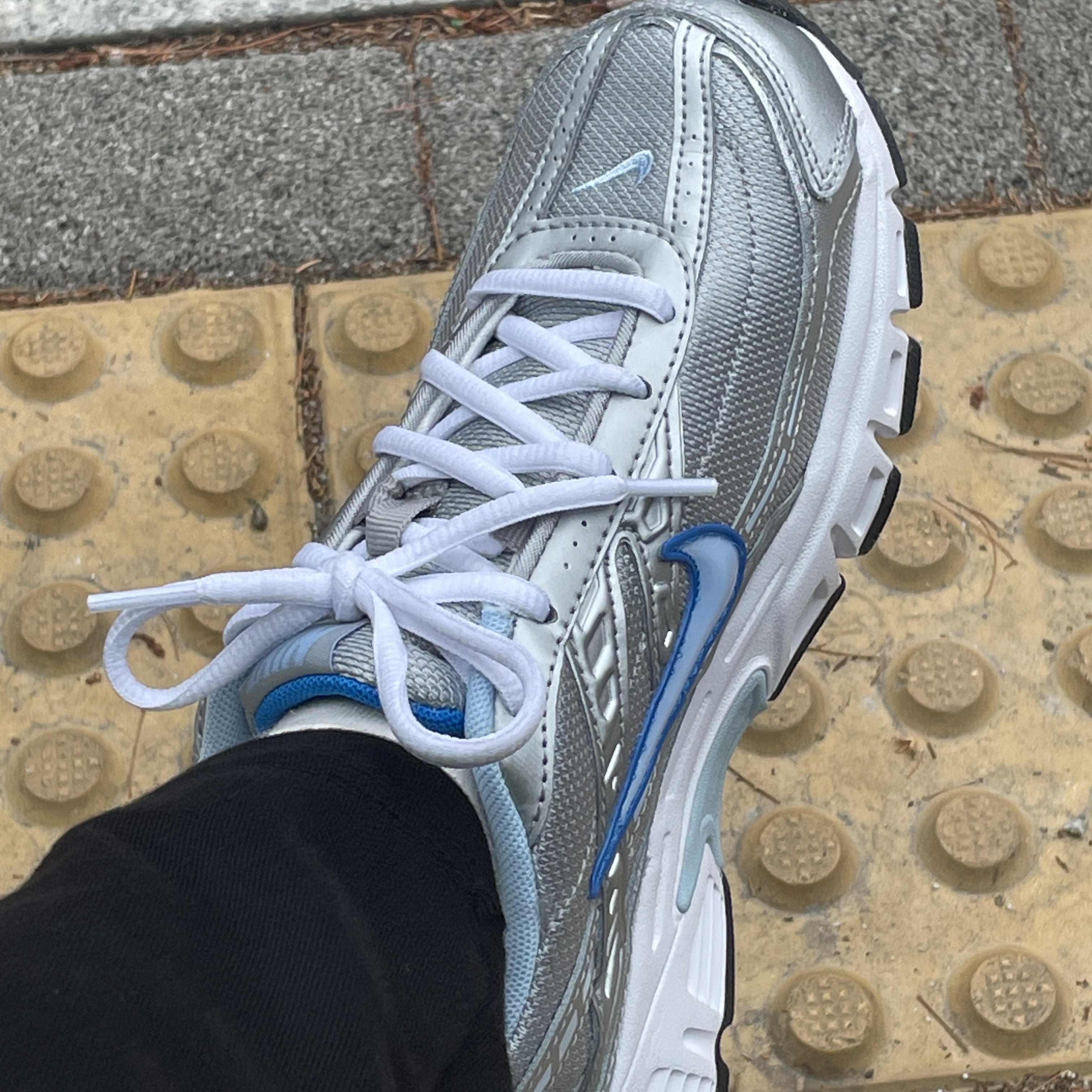 (W) Nike Initiator Metallic Silver Ice Blue 착용 스타일
