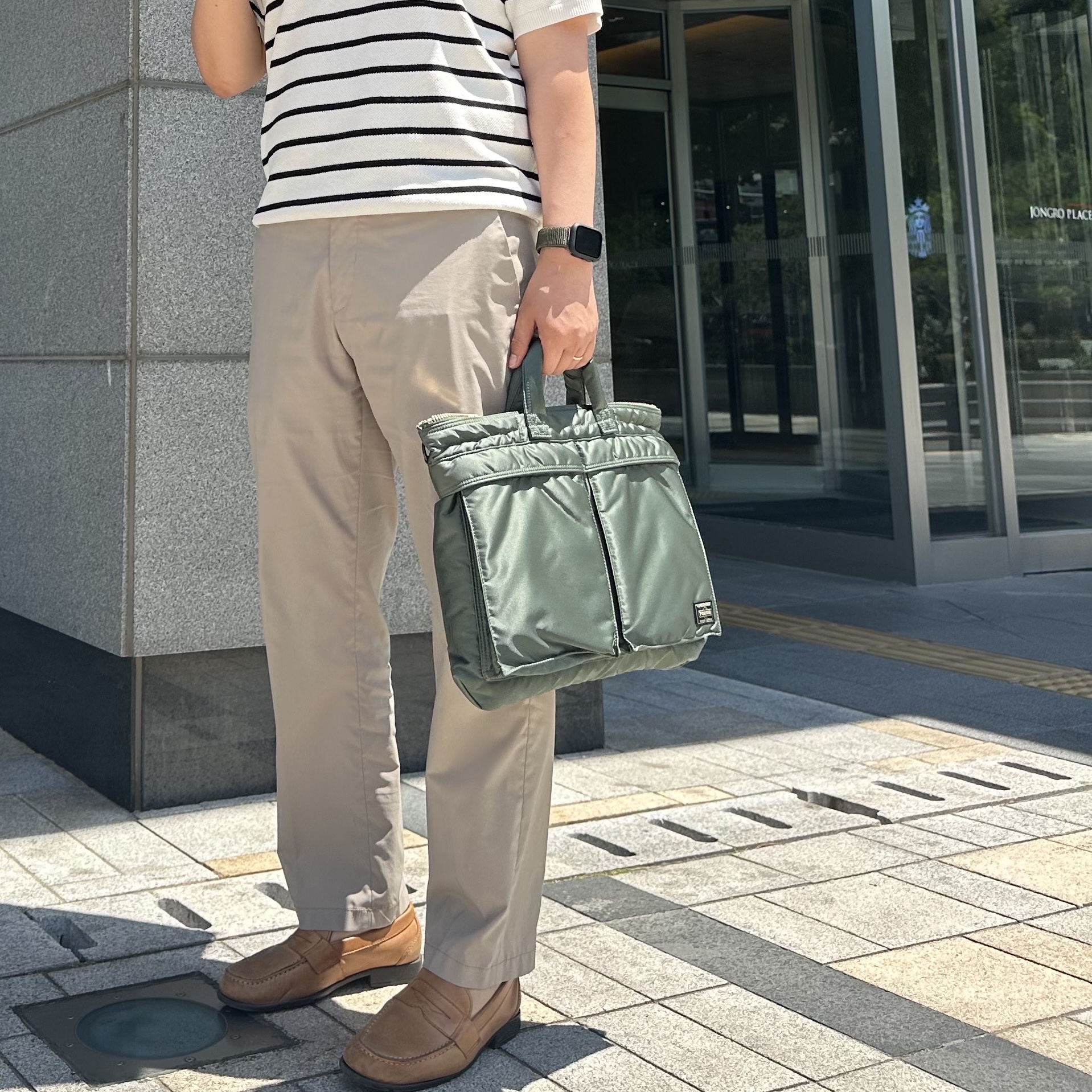 Porter All New Tanker Short Helmet Bag Sage Green 착용 스타일