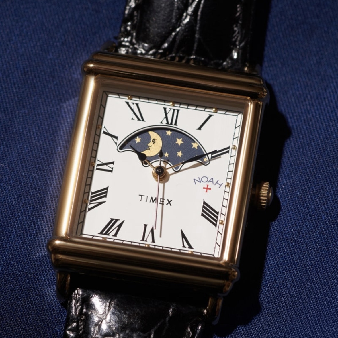 Timex x Noah Sun and Moon Watch Black Gold 착용 스타일 - 2
