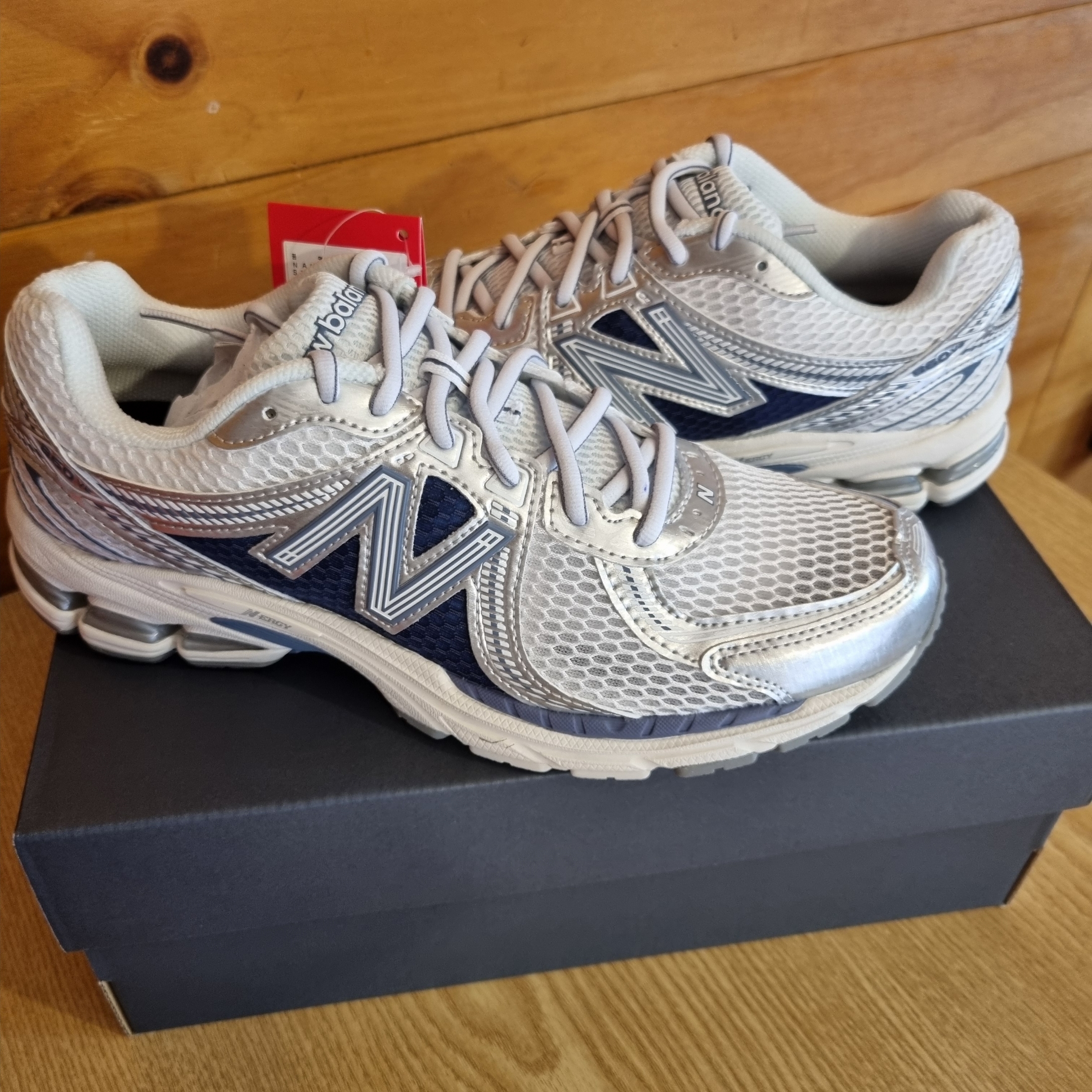 New Balance 860v2 Sea Salt Vintage Indigo 착용 스타일 - 1