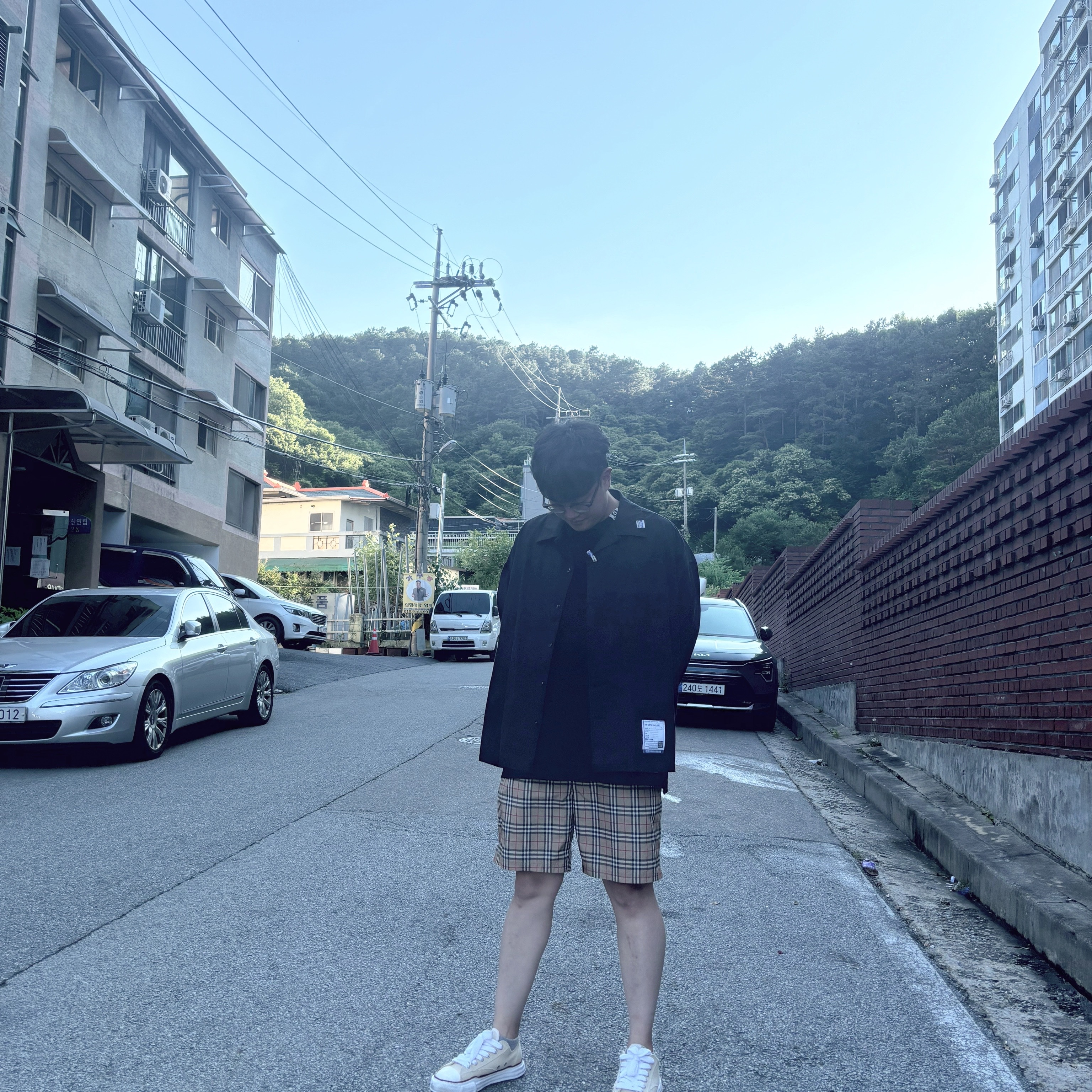 Maison Mihara Yasuhiro Back Printed T-Shirt Black, Maison Mihara Yasuhiro Instrumental Long Sleeve Oxford Shirt Black 착용 스타일 - 3