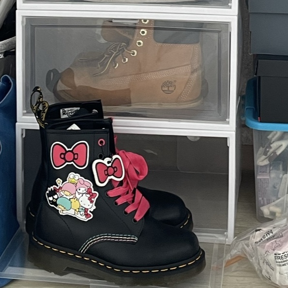 (W) Dr. Martens x Hello Kitty & Friends Jadon Leather Platform Boots Polished Smooth Black 착용 스타일 - 1