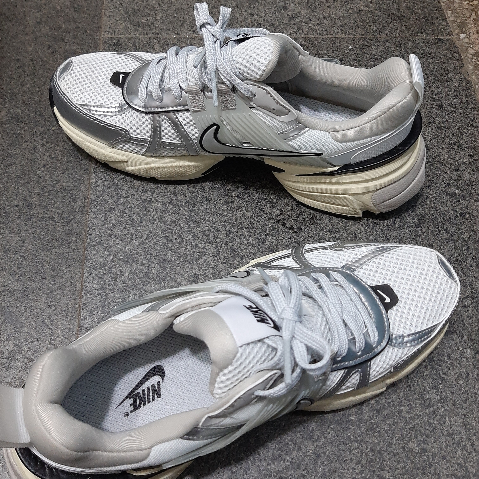 Nike V2K Run Summit White Metallic Silver 착용 스타일