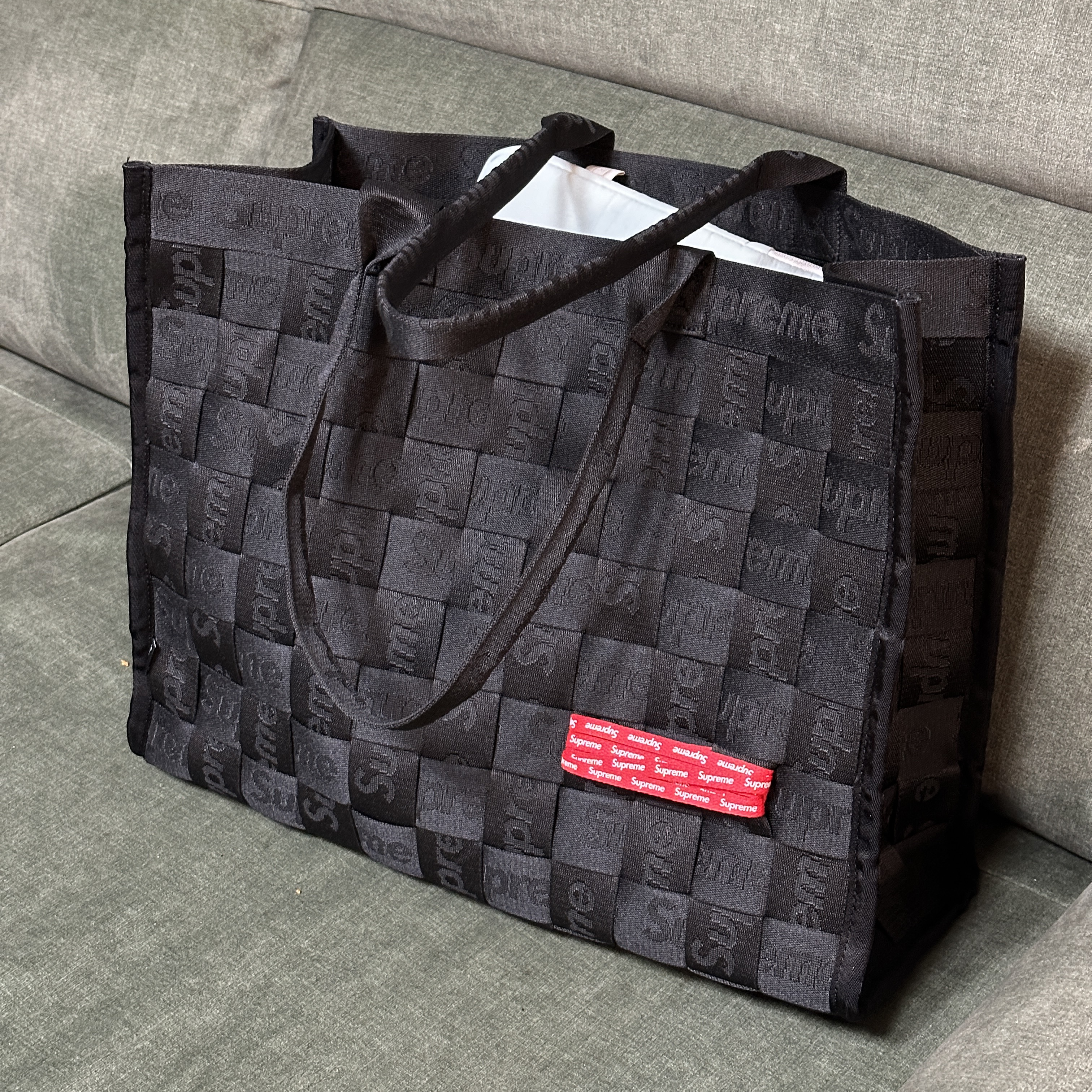 Supreme Woven Tote Black - 24SS 착용 스타일