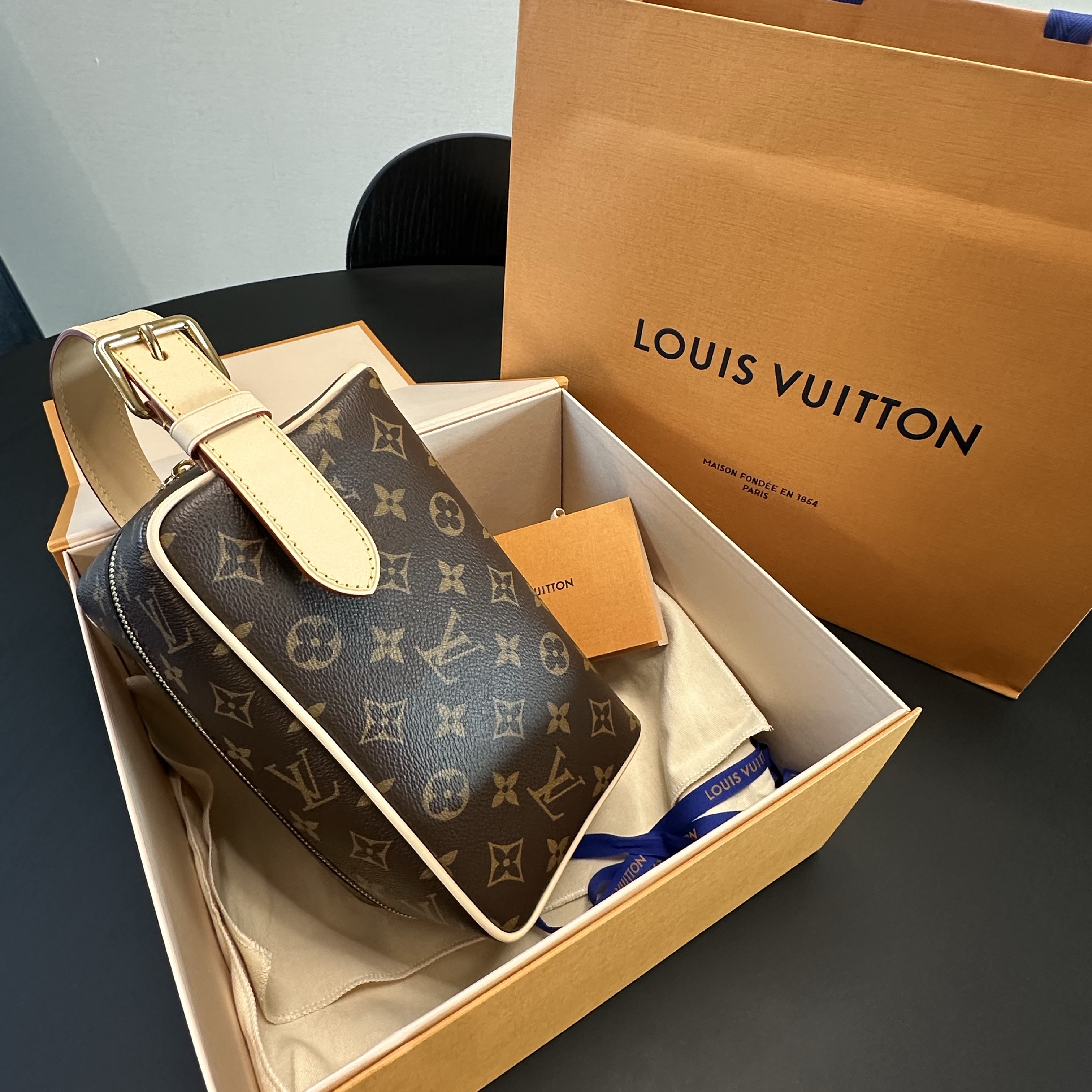 Louis Vuitton Locker Dopp Kit Monogram 착용 스타일 - 1
