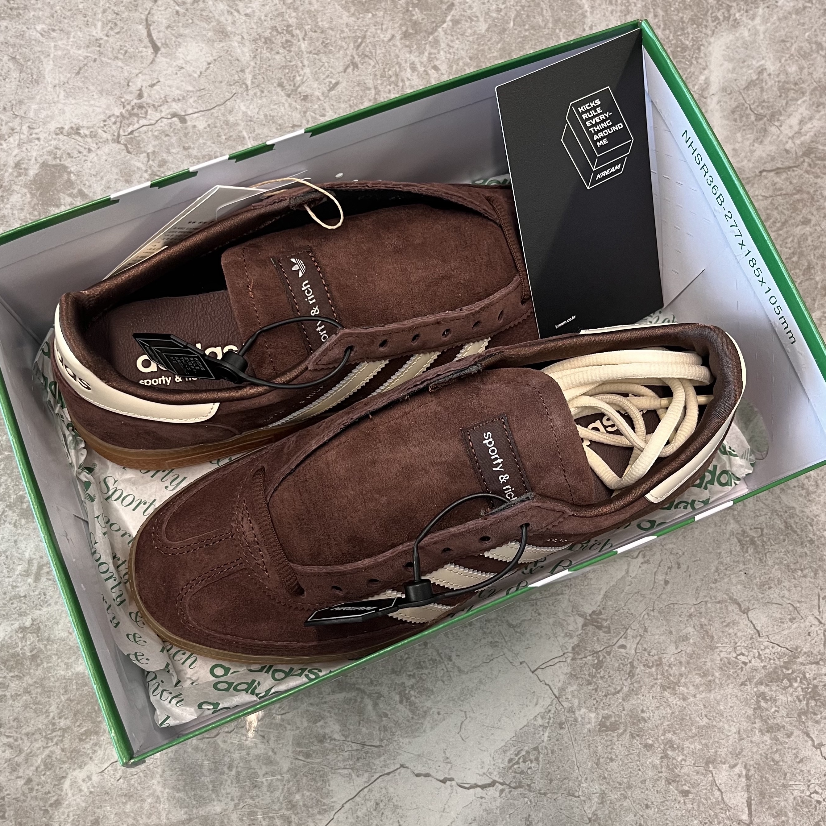 Adidas x Sporty & Rich Spezial Handball Auburn Cream White 착용 스타일 - 1
