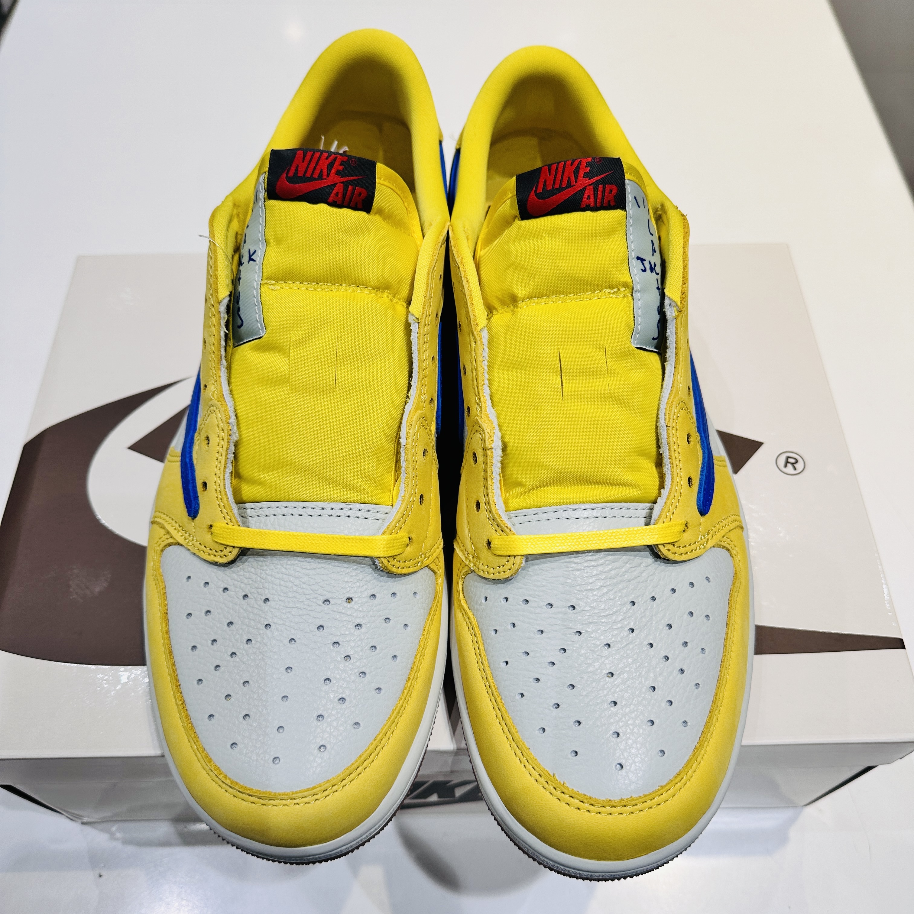 (W) Jordan 1 x Travis Scott Retro Low OG SP Canary 착용 스타일 - 1
