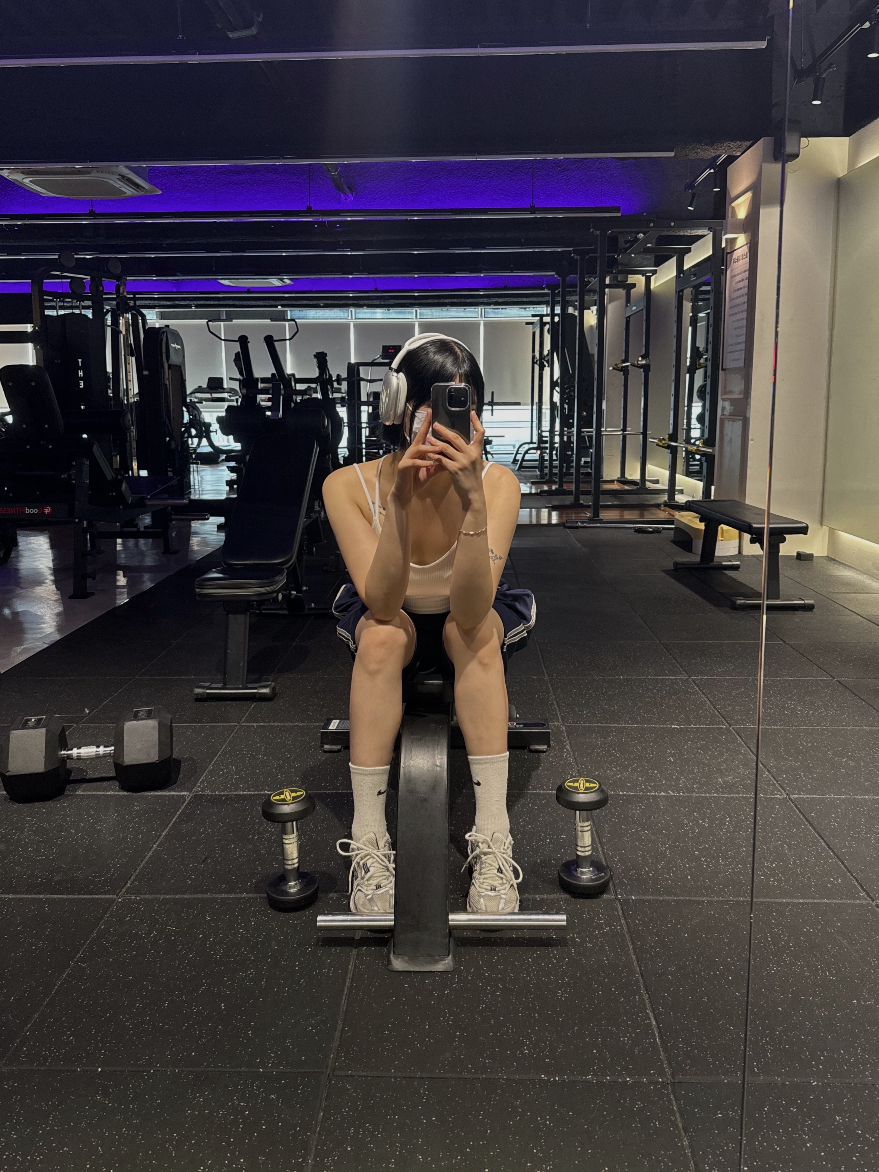Apple AirPods Max Lightning Silver (Korean Ver.), New Balance 530 White Silver 착용 스타일 - 3