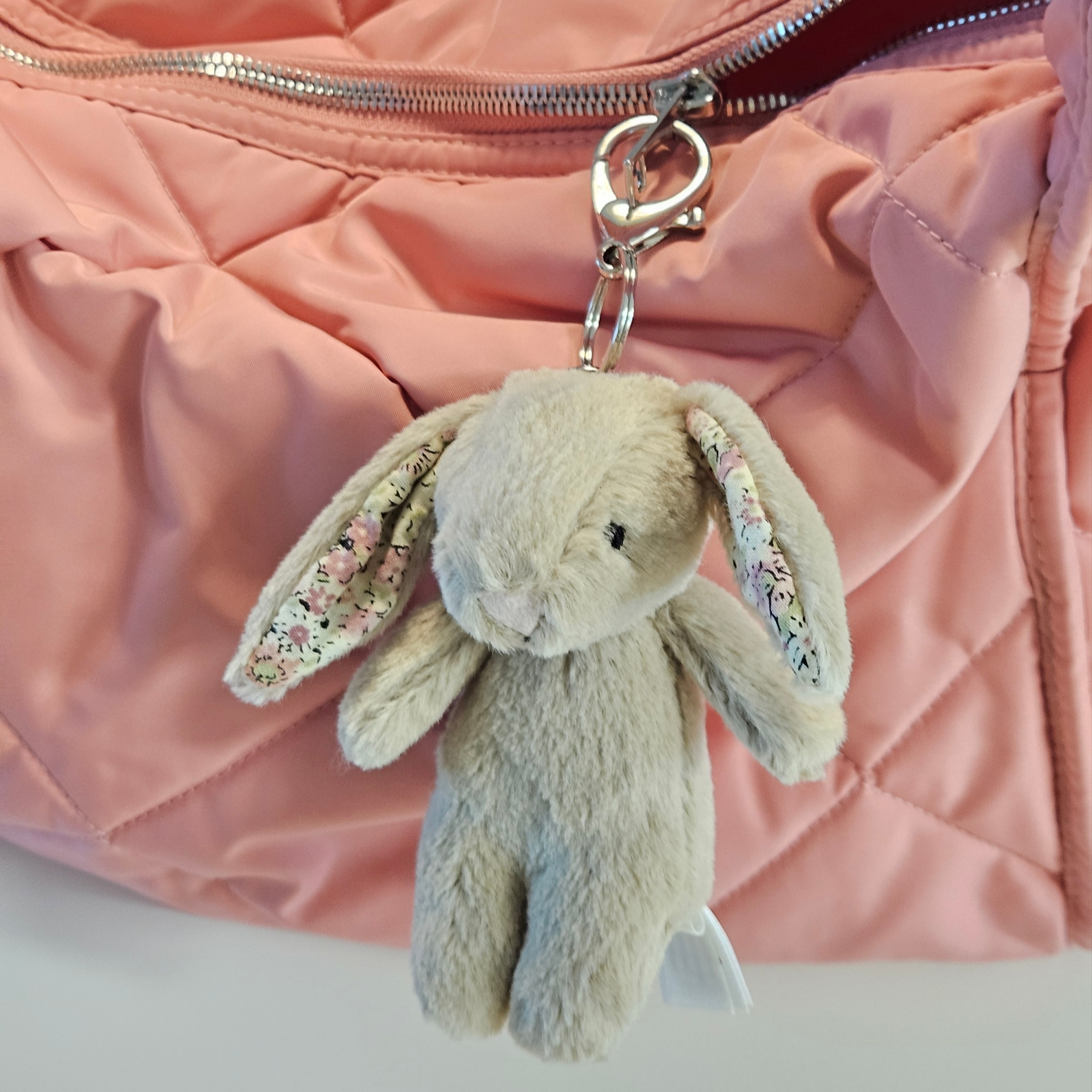 COS Diamond Quilted Shoulder Bag Mist Powder, Jellycat Blossom Bunny Bag Charm Beige 착용 스타일 - 2