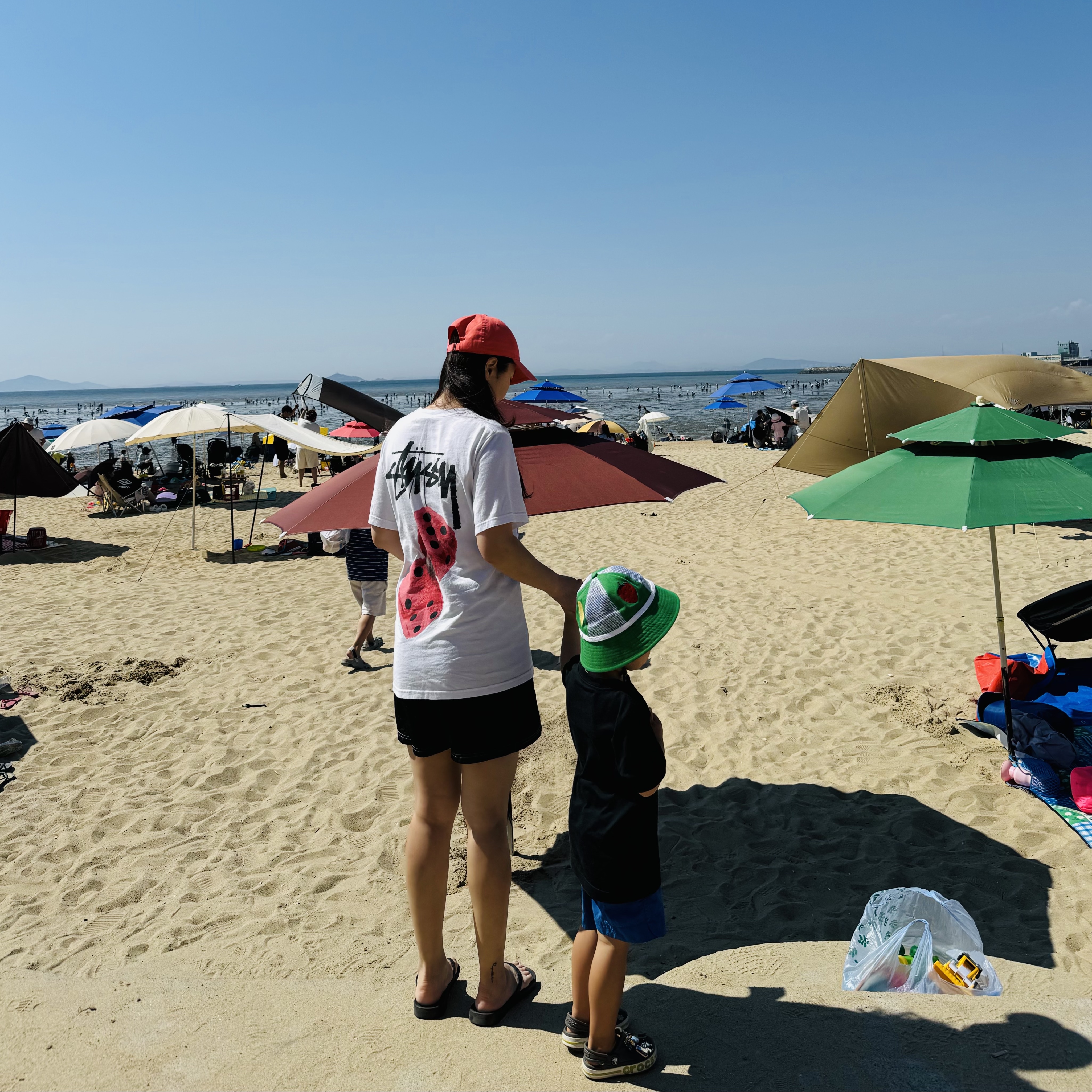 Stussy Fuzzy Dice T-Shirt White, ARCHIES Arch Support Flip Flops Black 착용 스타일