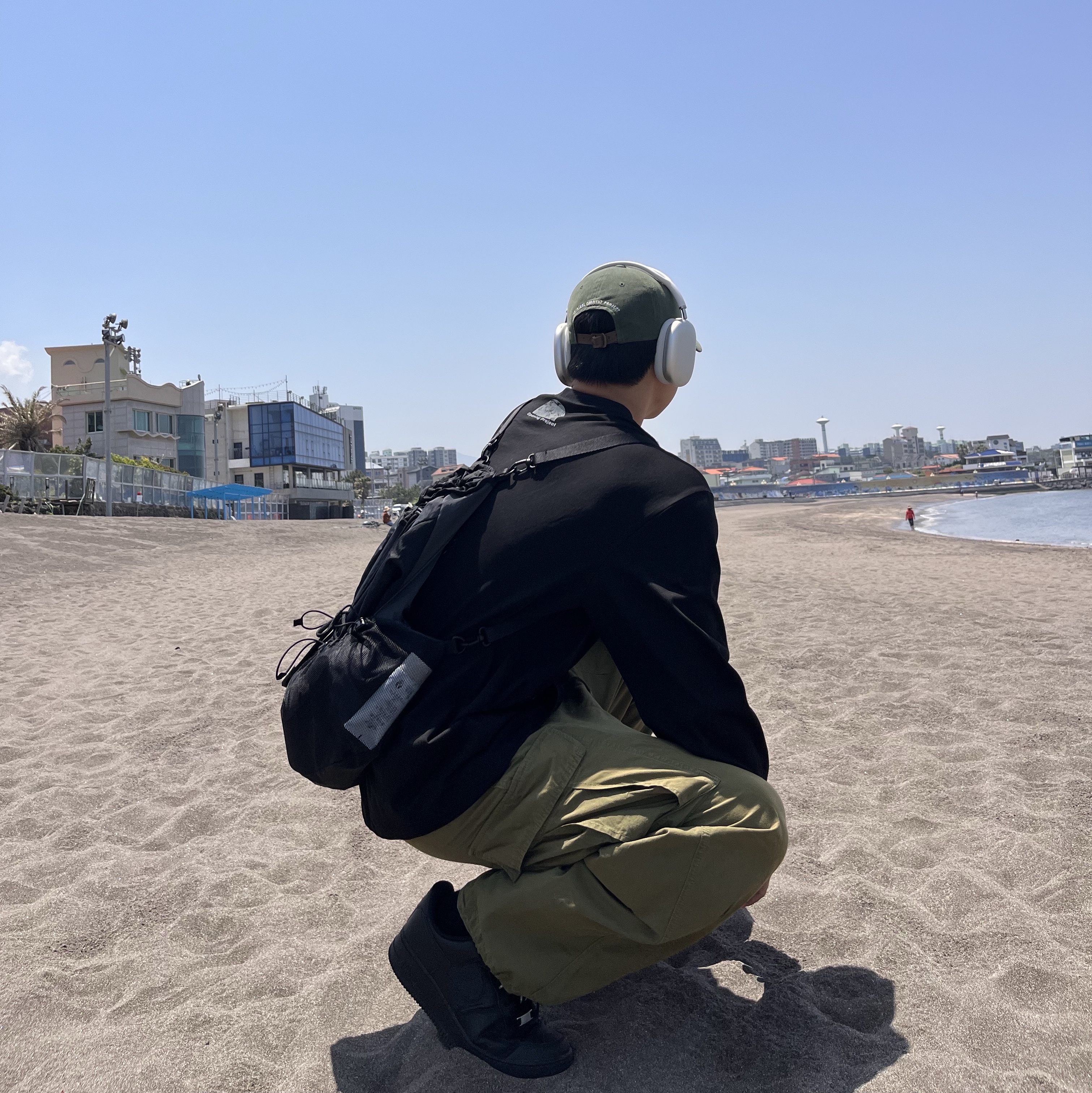 Apple AirPods Max Lightning Silver (Korean Ver.), Ogarp Knockin Logo B.B Cap Green 착용 스타일 - 2