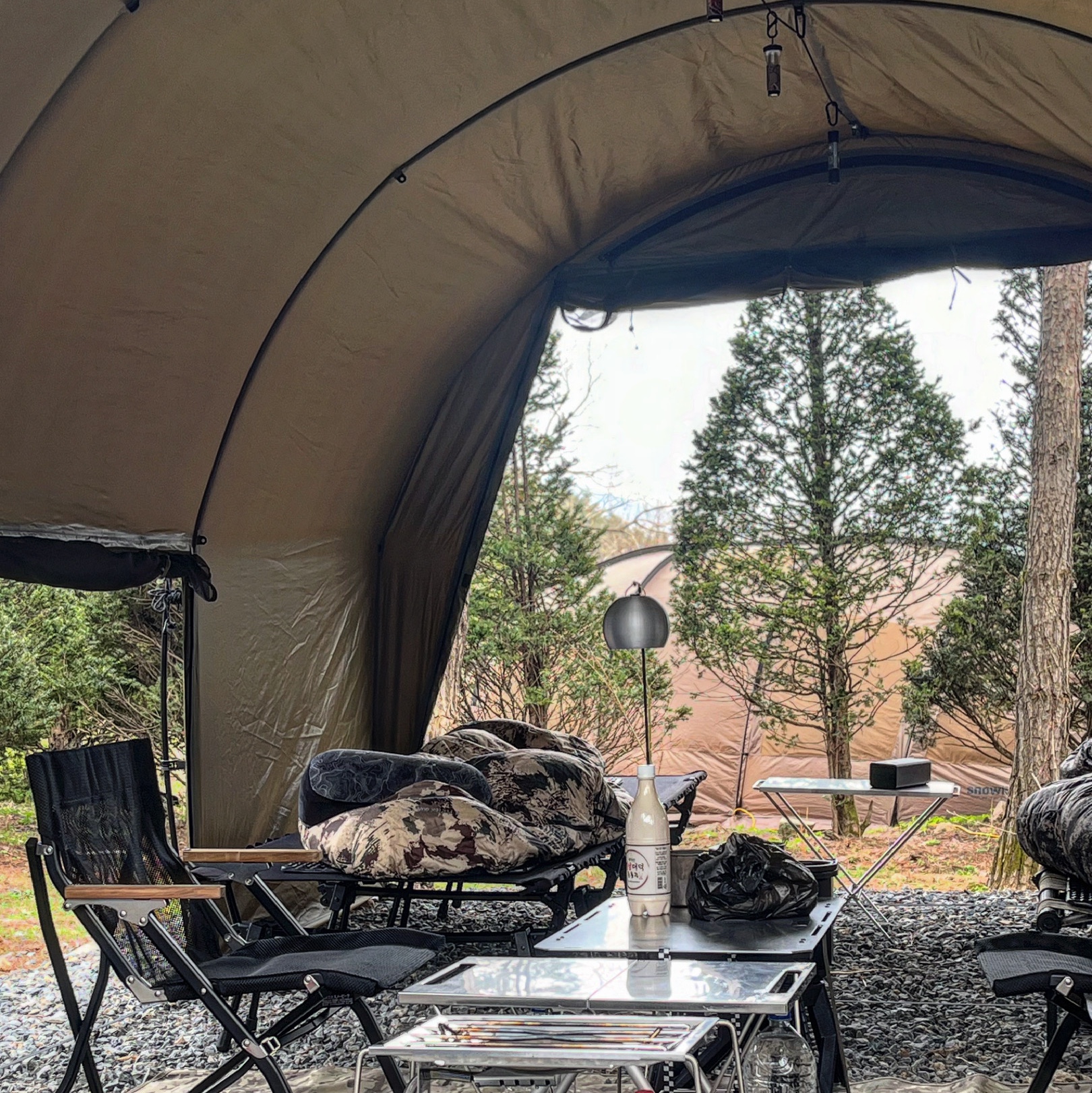 Helinox Tactical Field Tunnel 4.35 Coyote Tan, Snow Peak Mesh Low Chair Short Black 착용 스타일 - 1