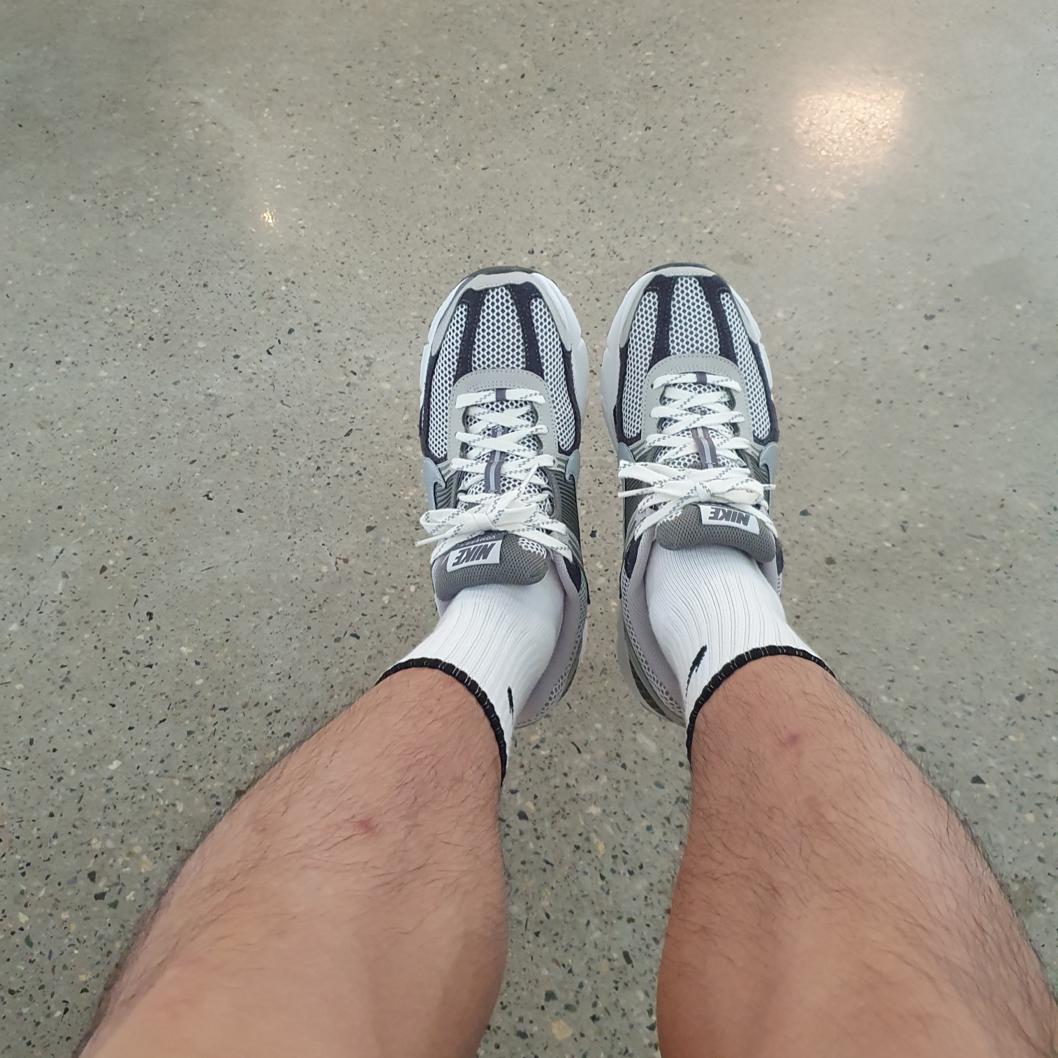 Nike Zoom Vomero 5 PRM Light Iron Ore and Flat Fewter 착용 스타일
