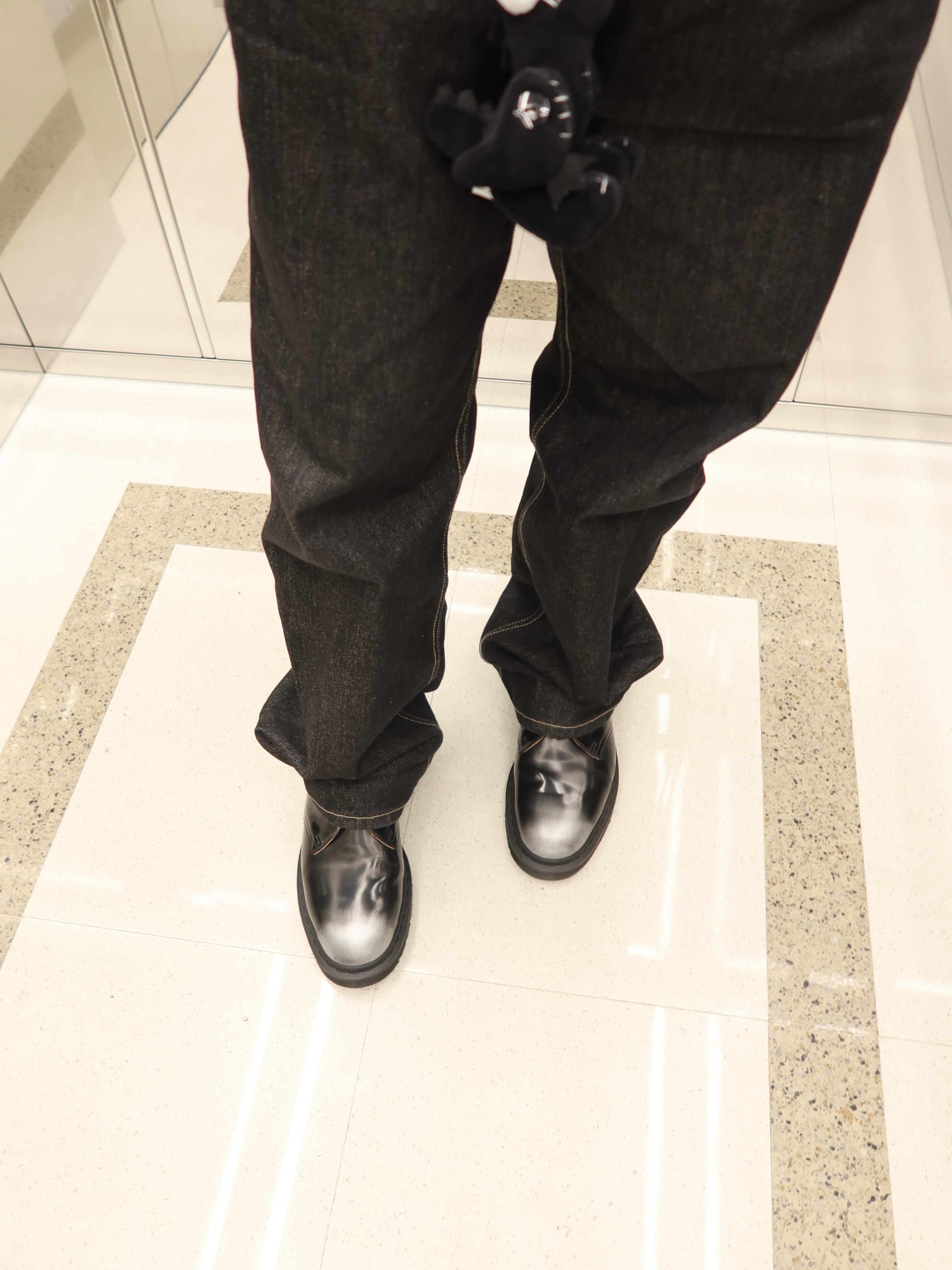 Dr. Martens x Supreme 1461 Gray Silver, Stussy Denim Big OL' Shorts Washed Black 착용 스타일 - 2
