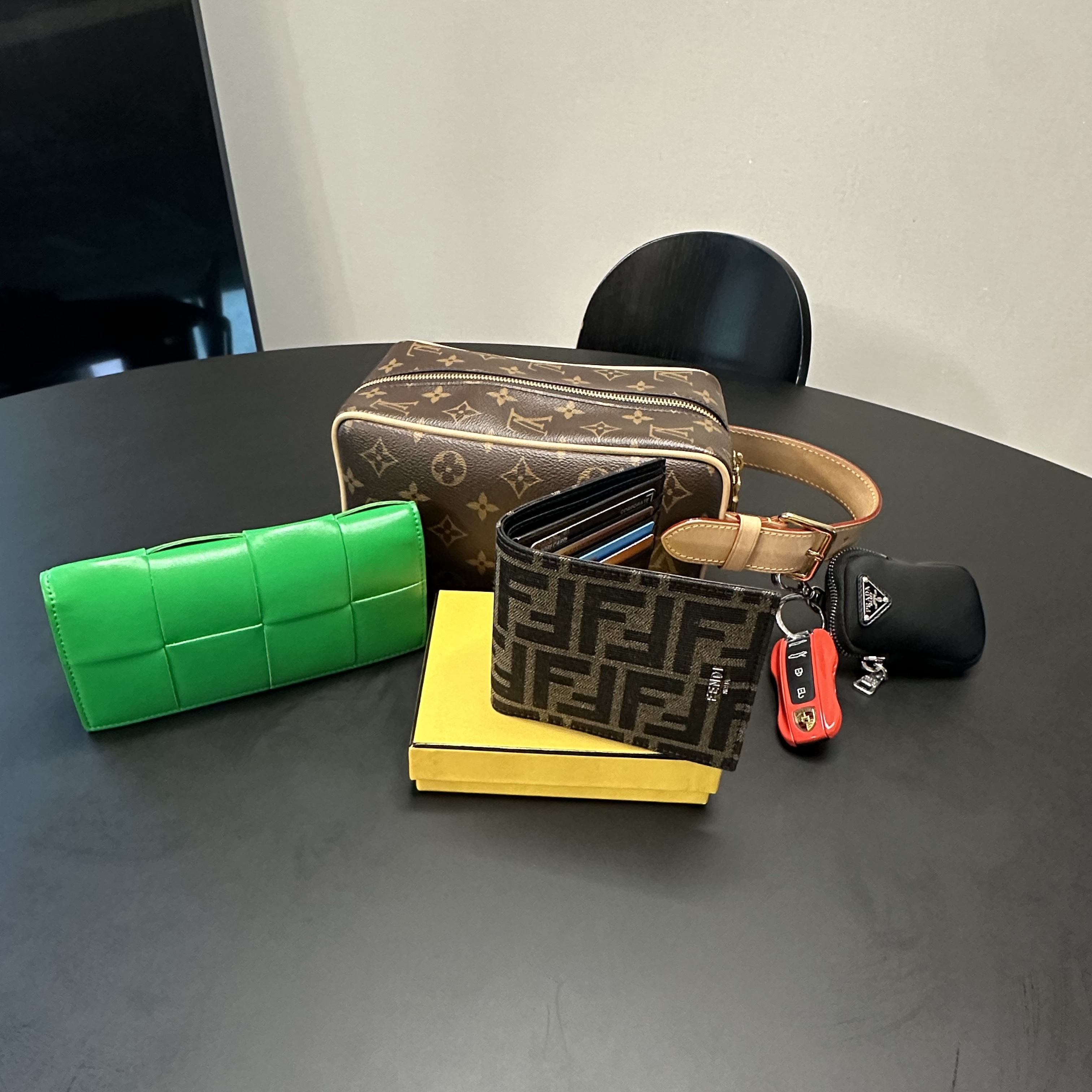 Louis Vuitton Locker Dopp Kit Monogram 착용 스타일 - 4