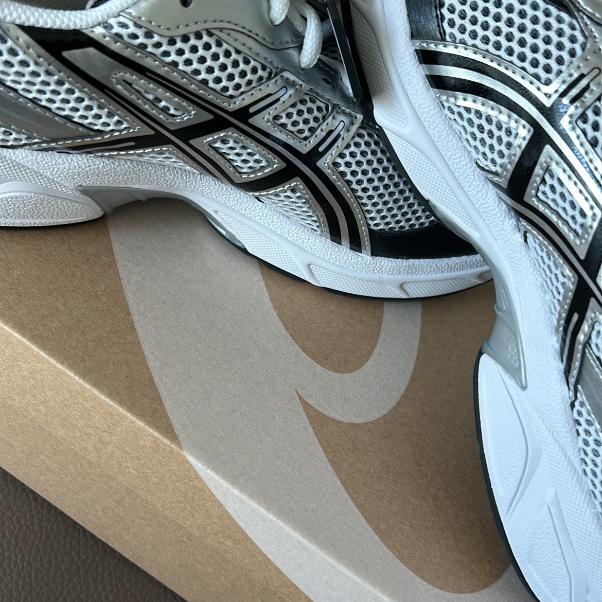 Asics Gel-1130 White Black 착용 스타일 - 2