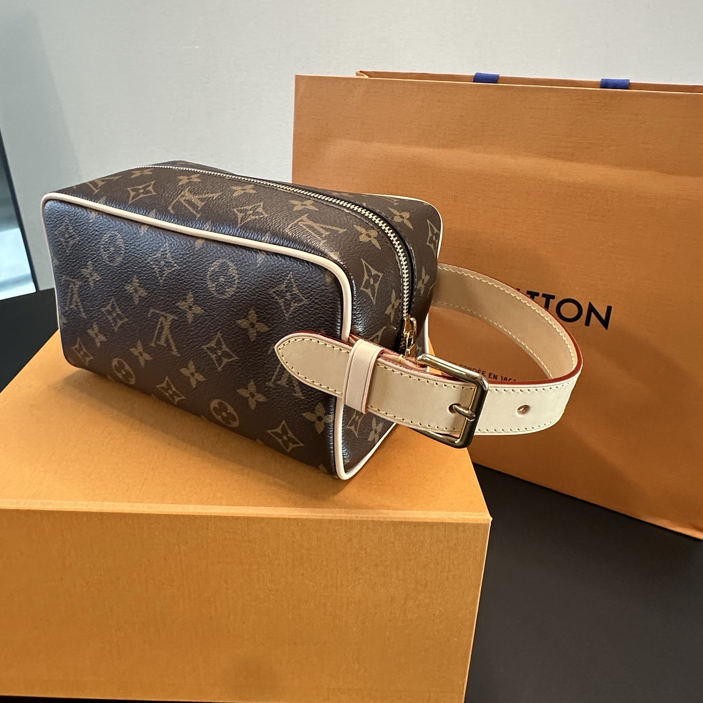 Louis Vuitton Locker Dopp Kit Monogram 착용 스타일 - 2