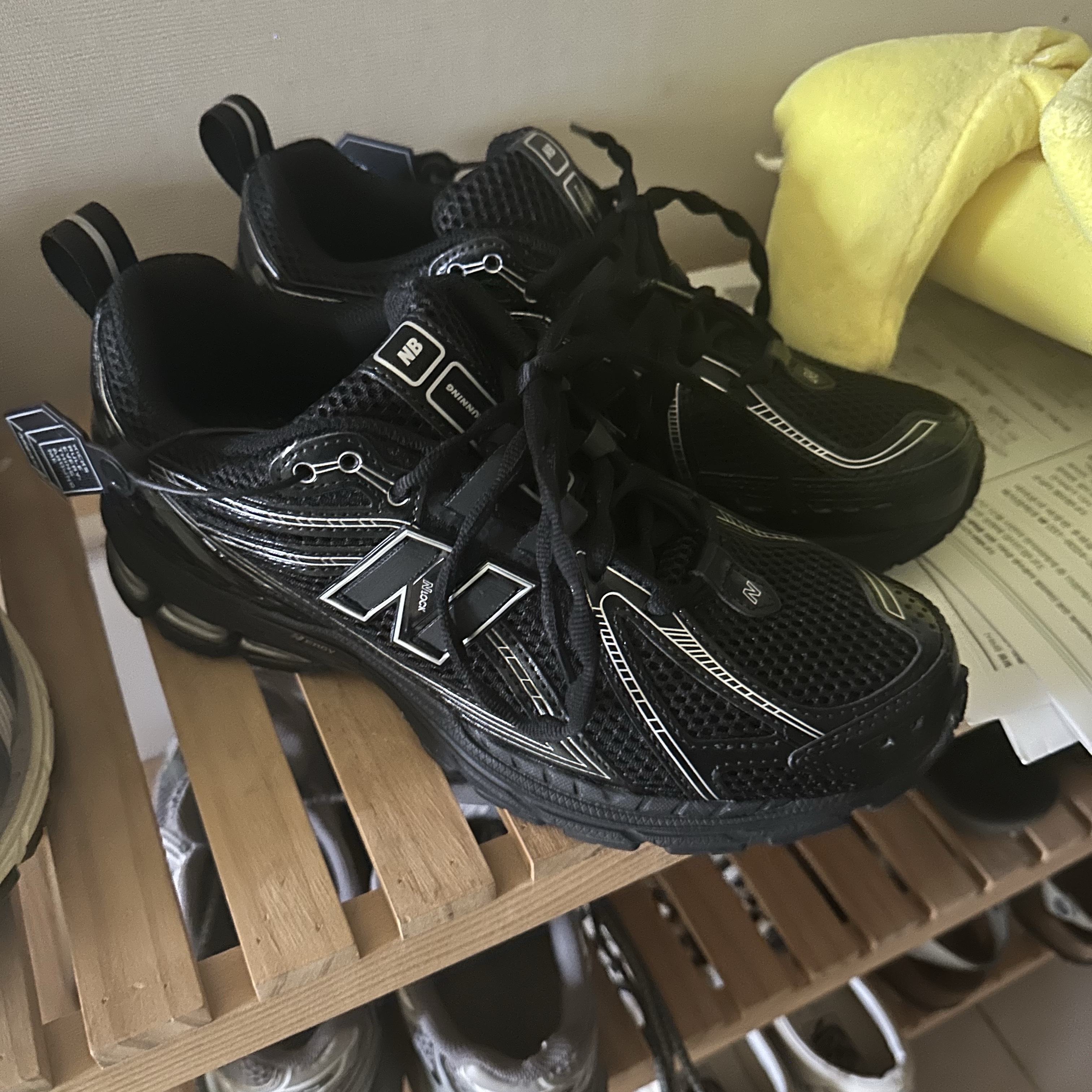 New Balance 1906R Black Silver Metallic 착용 스타일