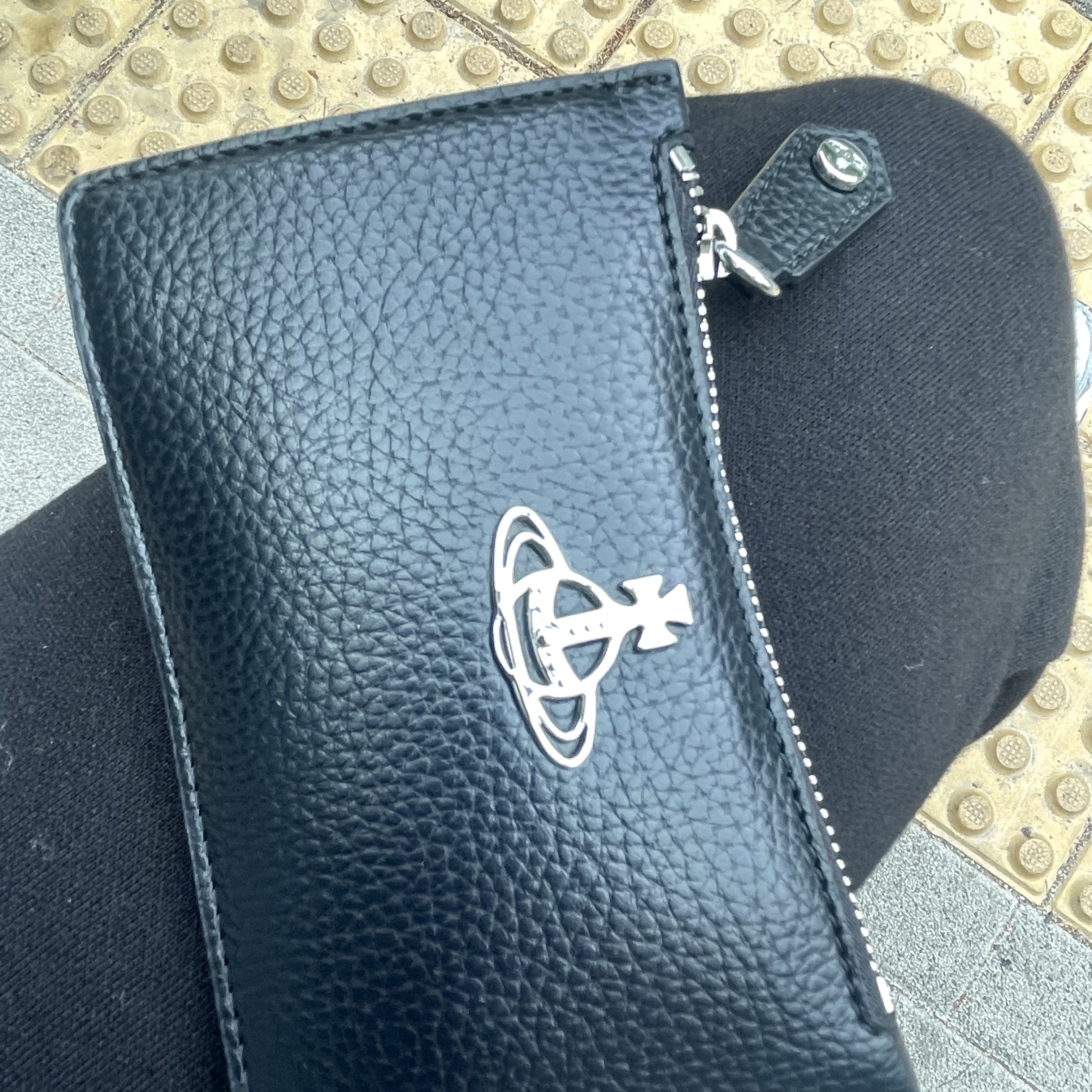 Vivienne Westwood Re-Vegan Grain Slim Long Card Holder Black 착용 스타일