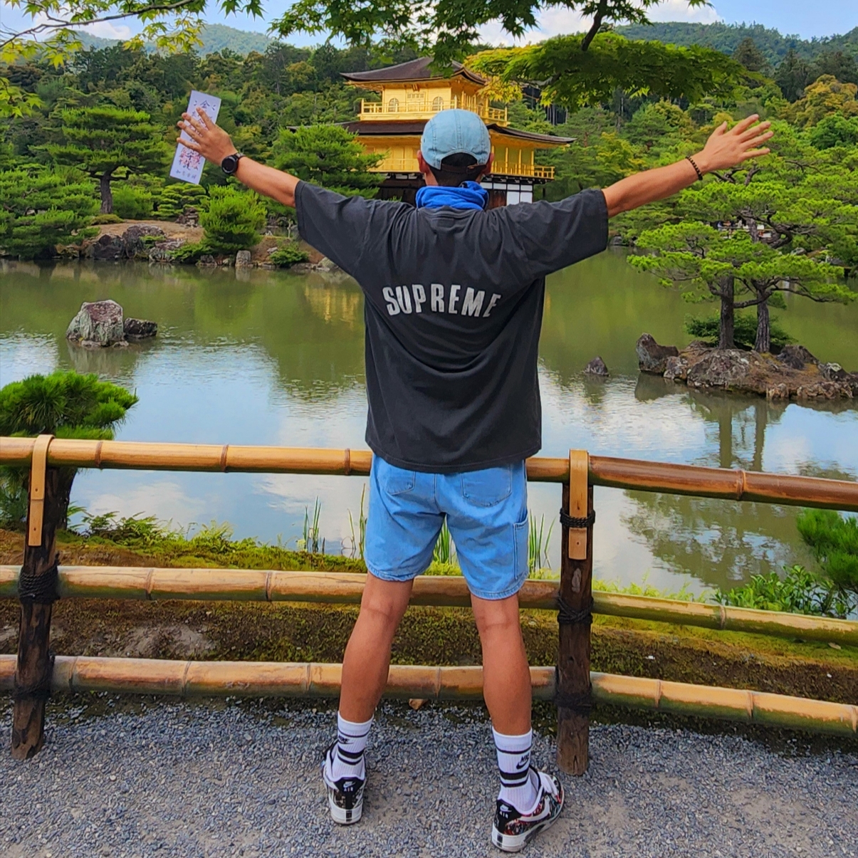 Supreme Cracked Arc S/S Top Black - 24SS, Supreme Washed Chino Twill Camp Cap Denim - 21FW 착용 스타일