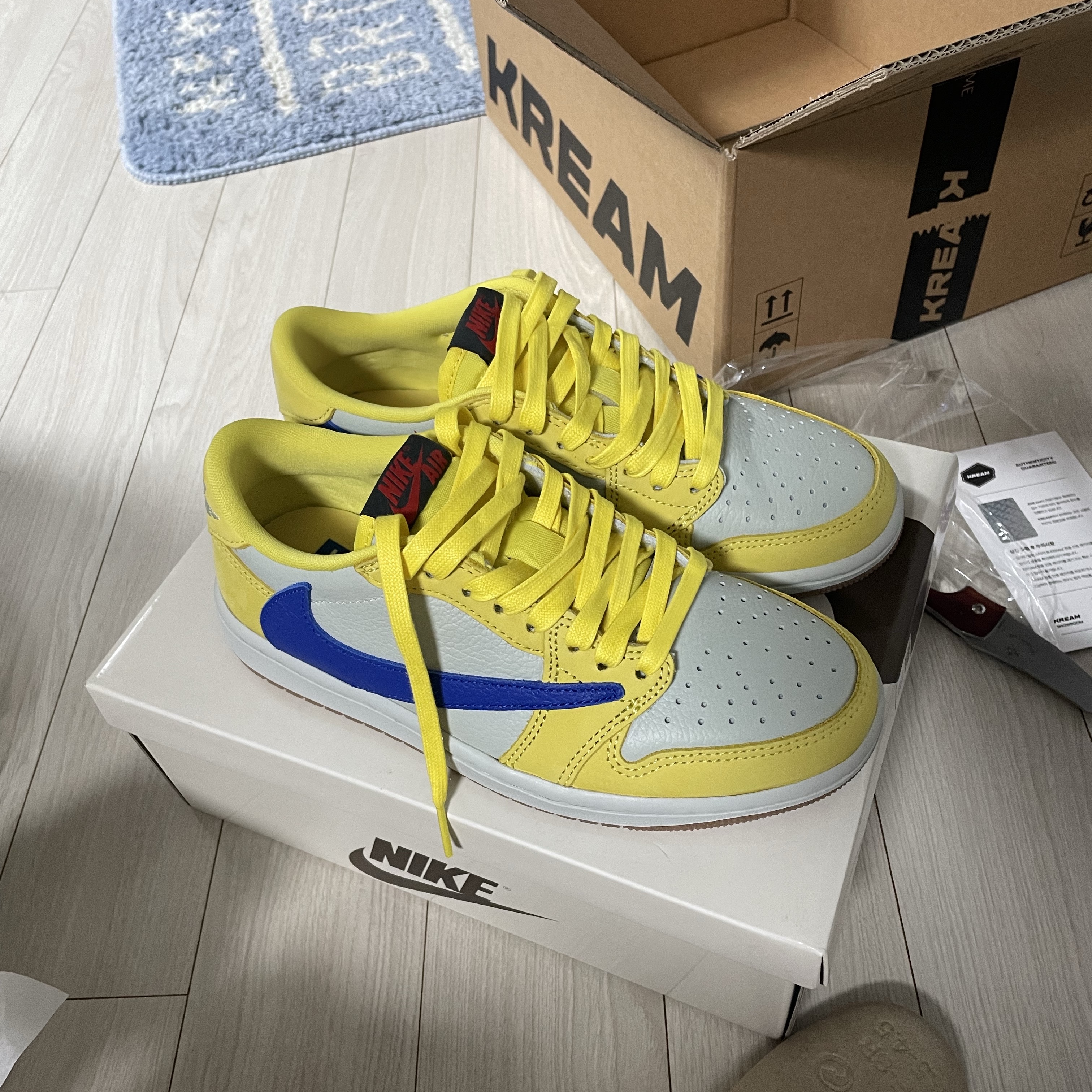 (W) Jordan 1 x Travis Scott Retro Low OG SP Canary 착용 스타일 - 2