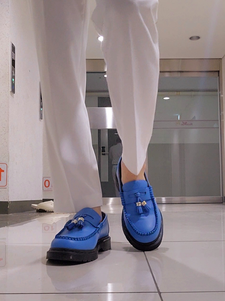 Dr. Martens x Supreme Penton Tassel Loafer Royal Blue, Dior 35mm Reversible CD Belt Dior Oblique Jacquard and Calfskin Beige Black 착용 스타일 - 1