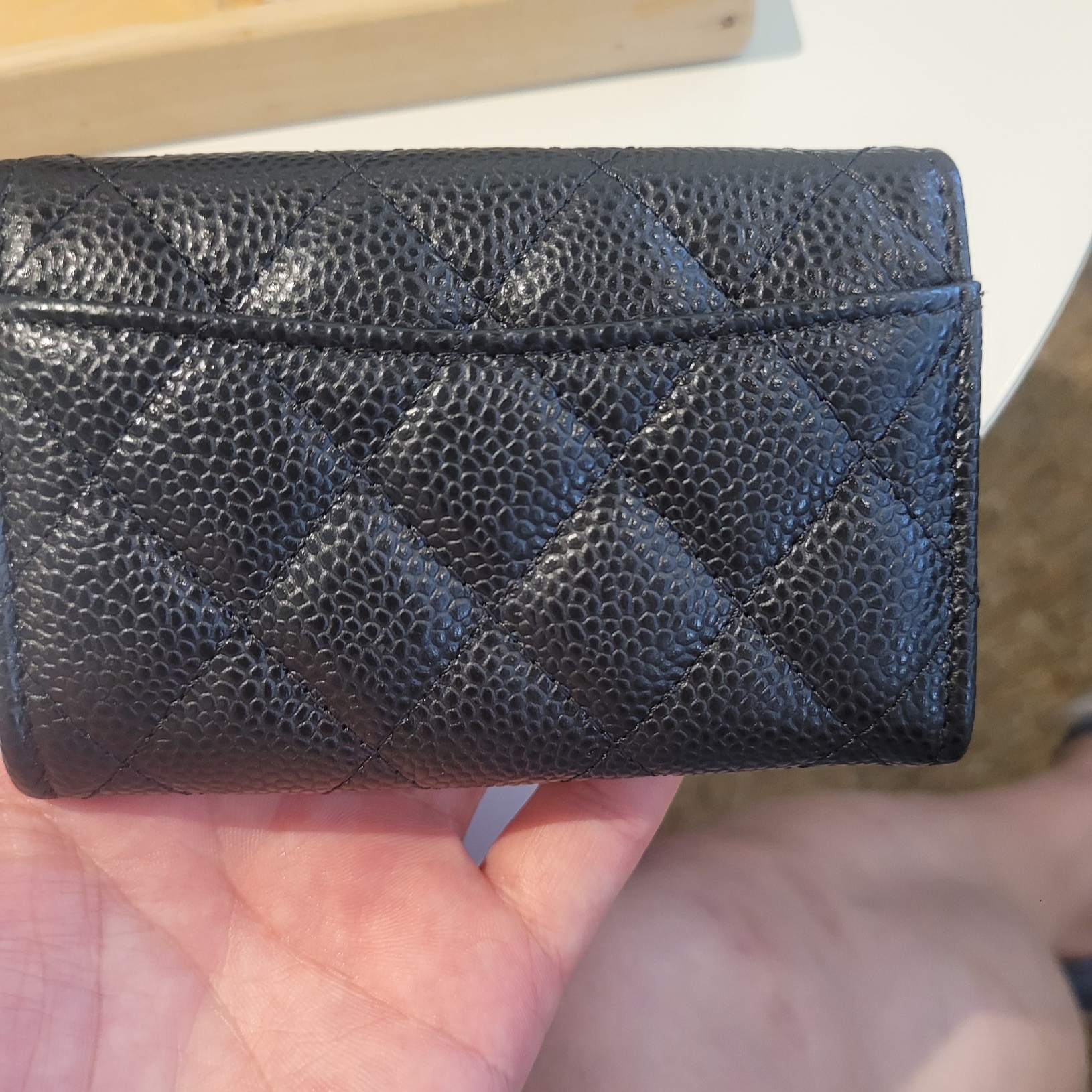 Chanel Classic Card Holder Grained Calfskin & Gold Black 착용 스타일 - 3