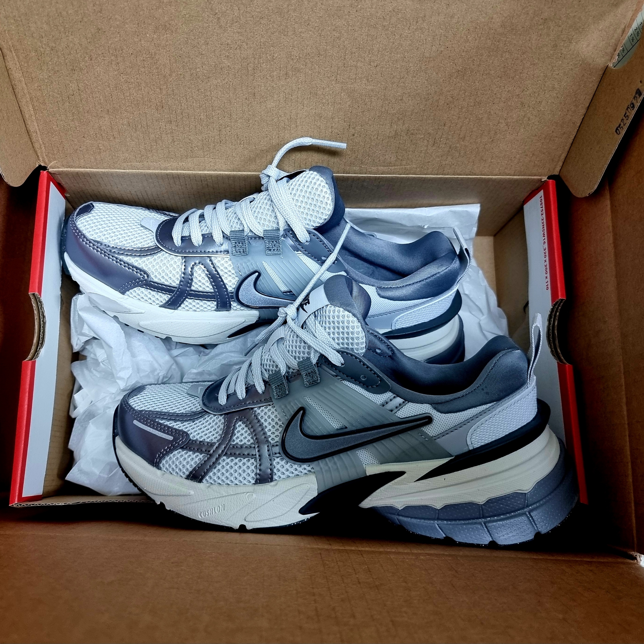 Nike V2K Run Pure Platinum Wolf Grey 착용 스타일 - 1