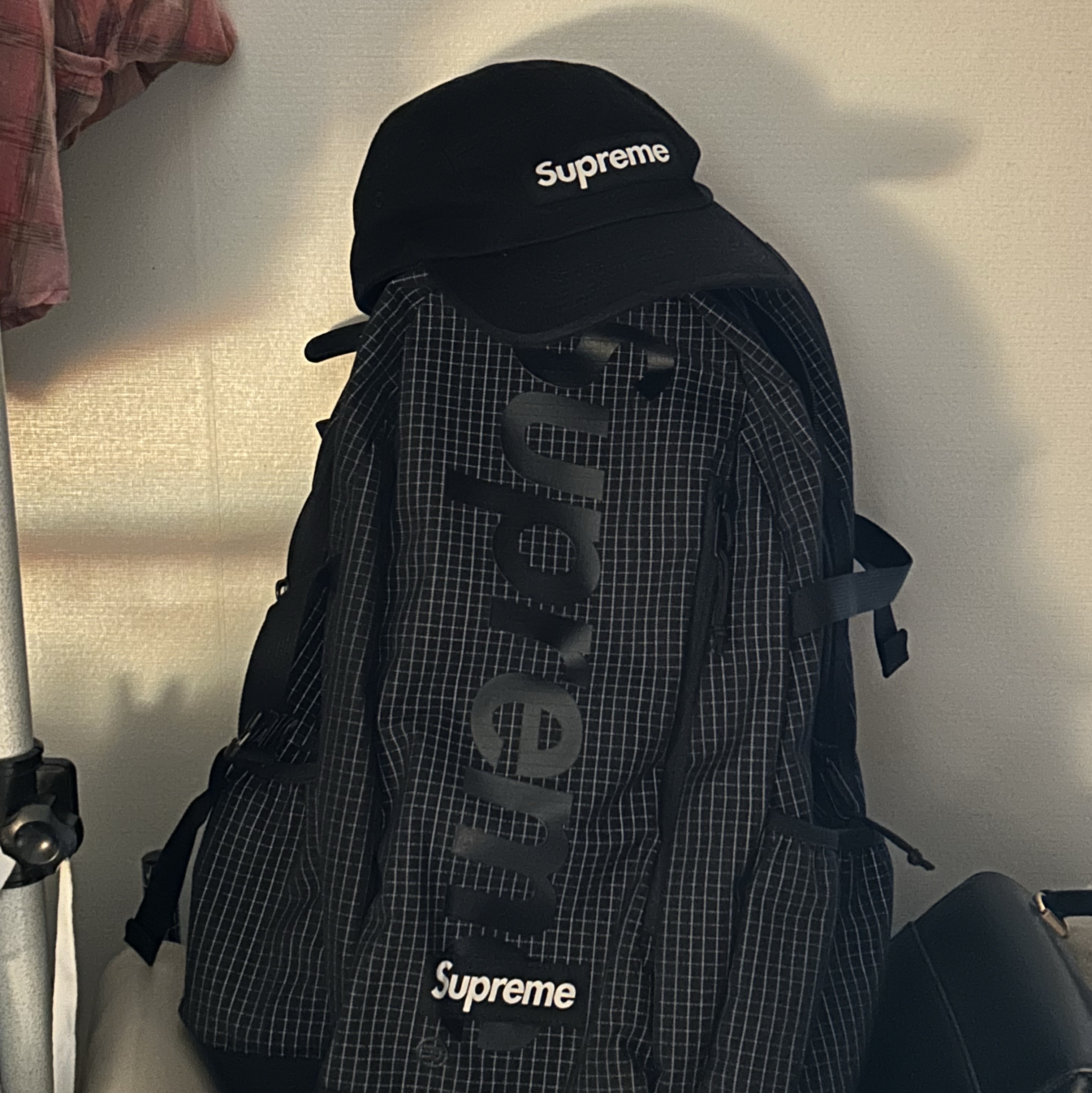 Supreme Backpack Black - 24SS, Supreme Washed Chino Twill Camp Cap Black 착용 스타일
