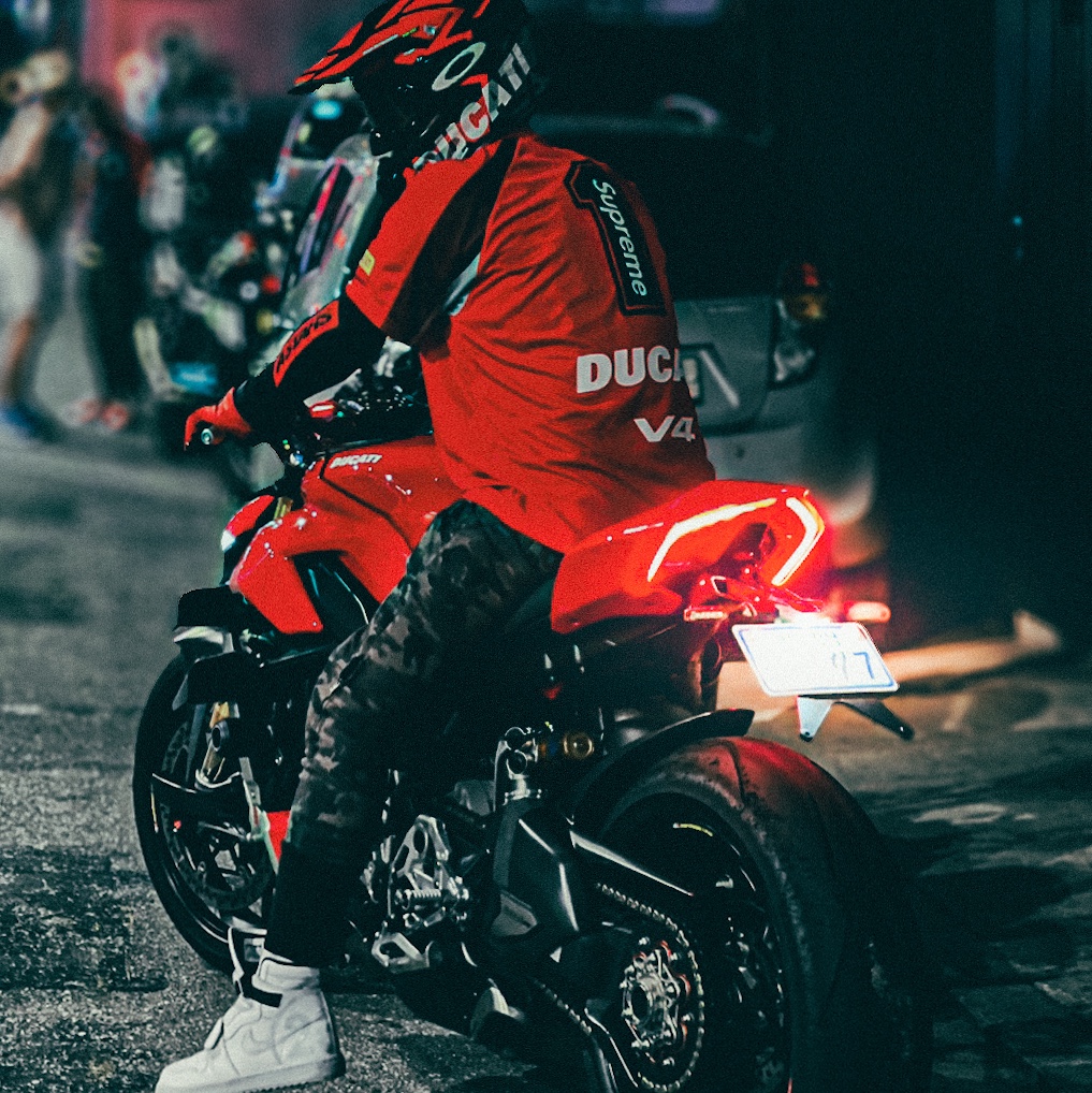 Supreme x Ducati Soccer Jersey Red - 24SS 착용 스타일