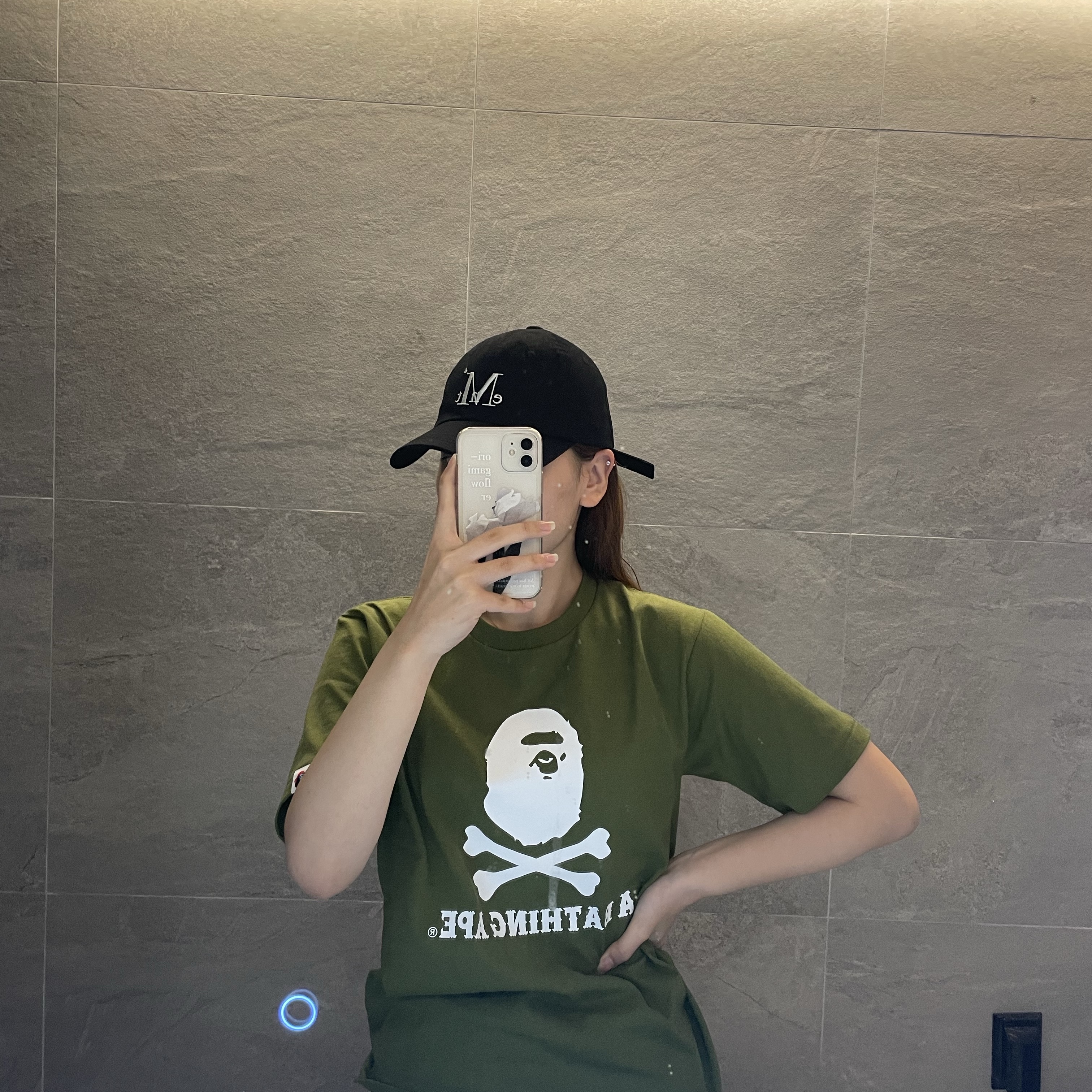 BAPE ABC Camo College T-Shirt White Green 착용 스타일 - 2