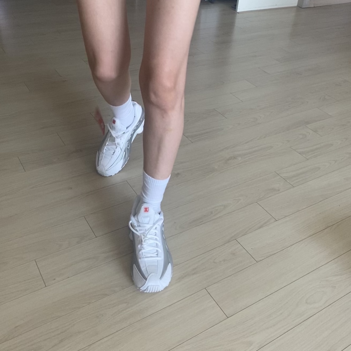 (W) Nike Shox R4 White Metallic Silver 착용 스타일 - 3