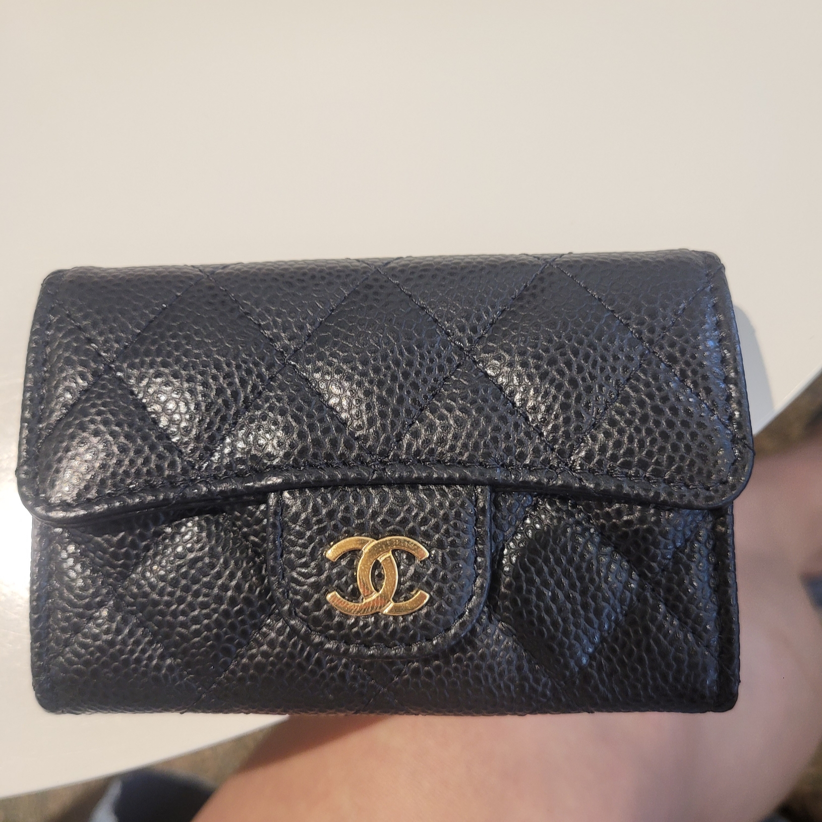 Chanel Classic Card Holder Grained Calfskin & Gold Black 착용 스타일 - 1
