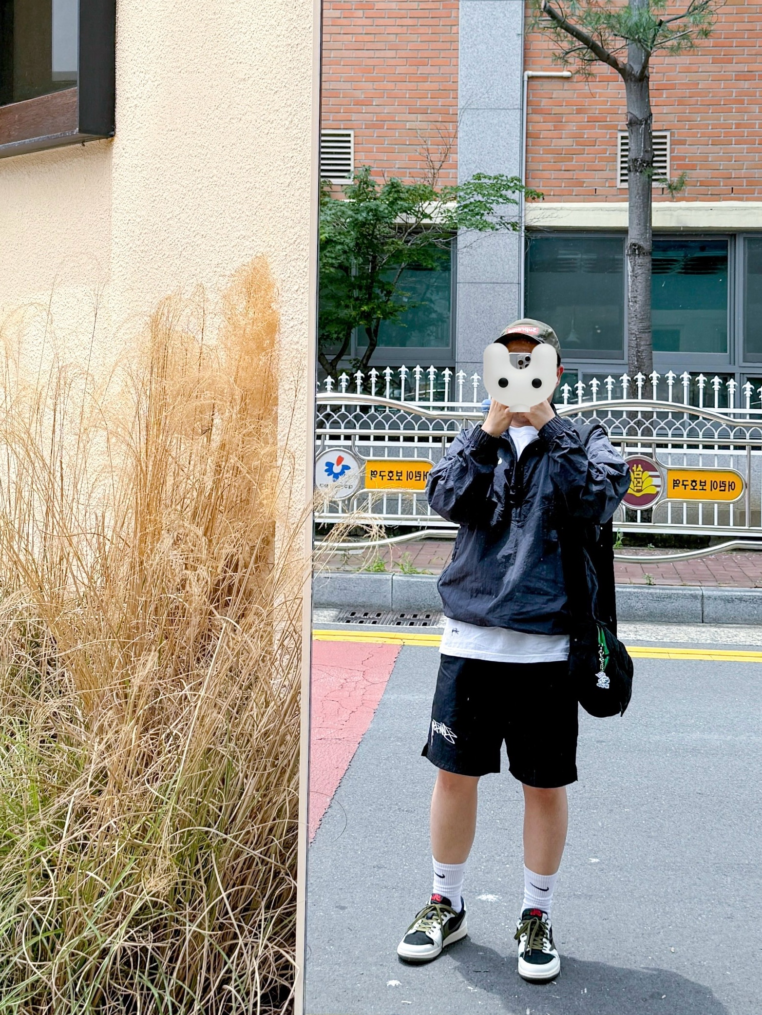 Nike x Newjeans Nike Gangnam Opening Anniversary Keyring Multicolor, Nike x Stussy Windrunner Jacket Off Noir 착용 스타일