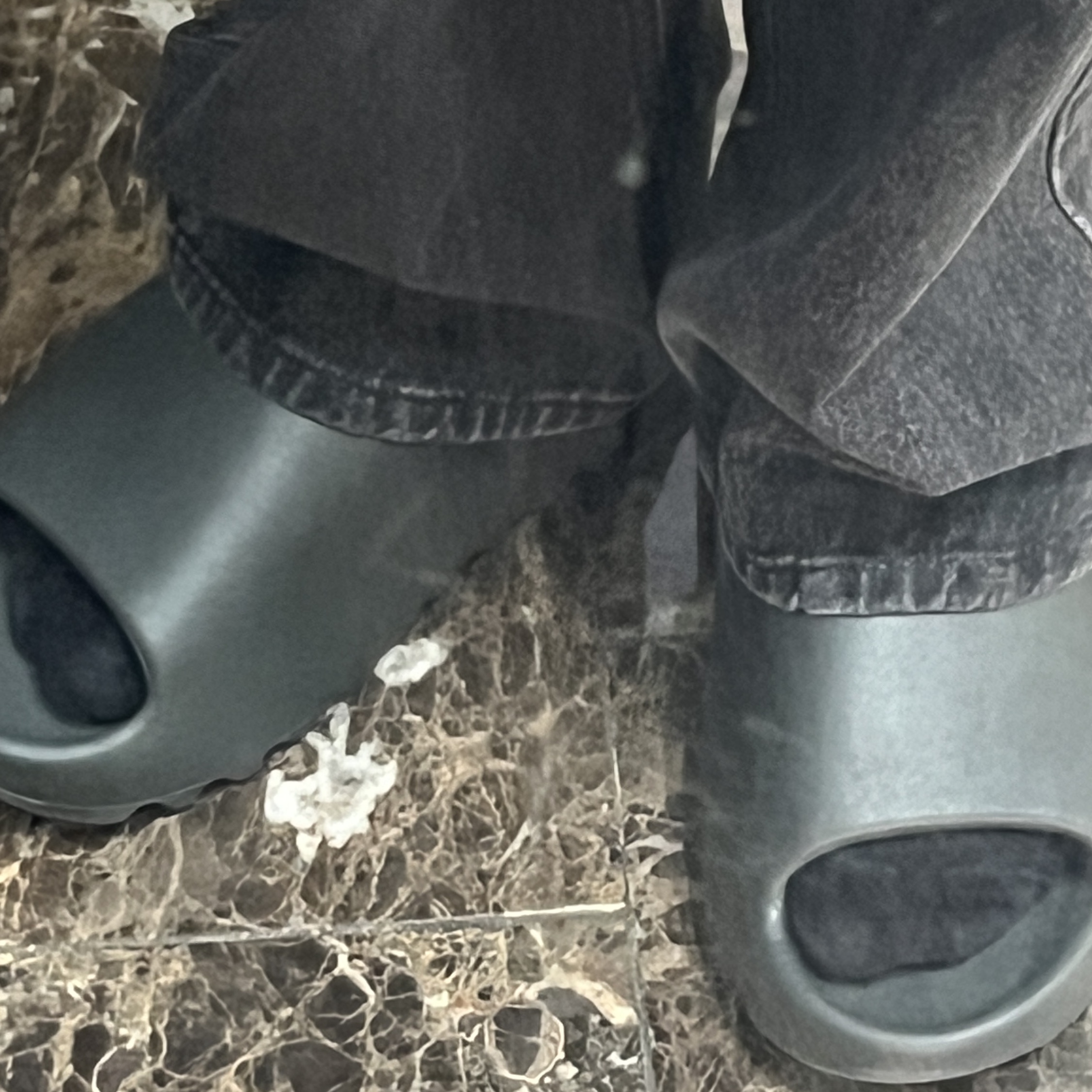 Adidas Yeezy Slide Dark Onyx 2024 착용 스타일