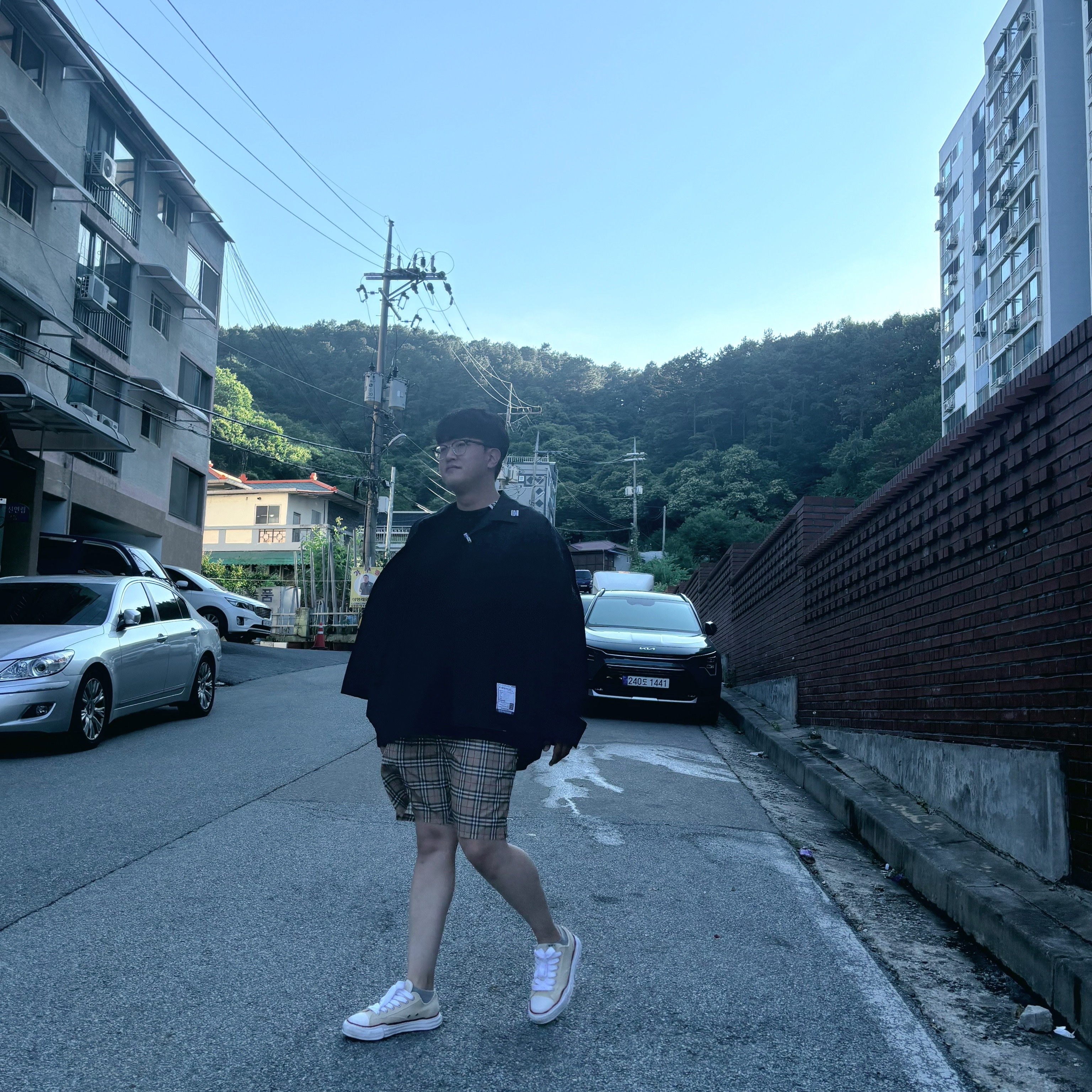 Maison Mihara Yasuhiro Back Printed T-Shirt Black, Maison Mihara Yasuhiro Instrumental Long Sleeve Oxford Shirt Black 착용 스타일 - 1