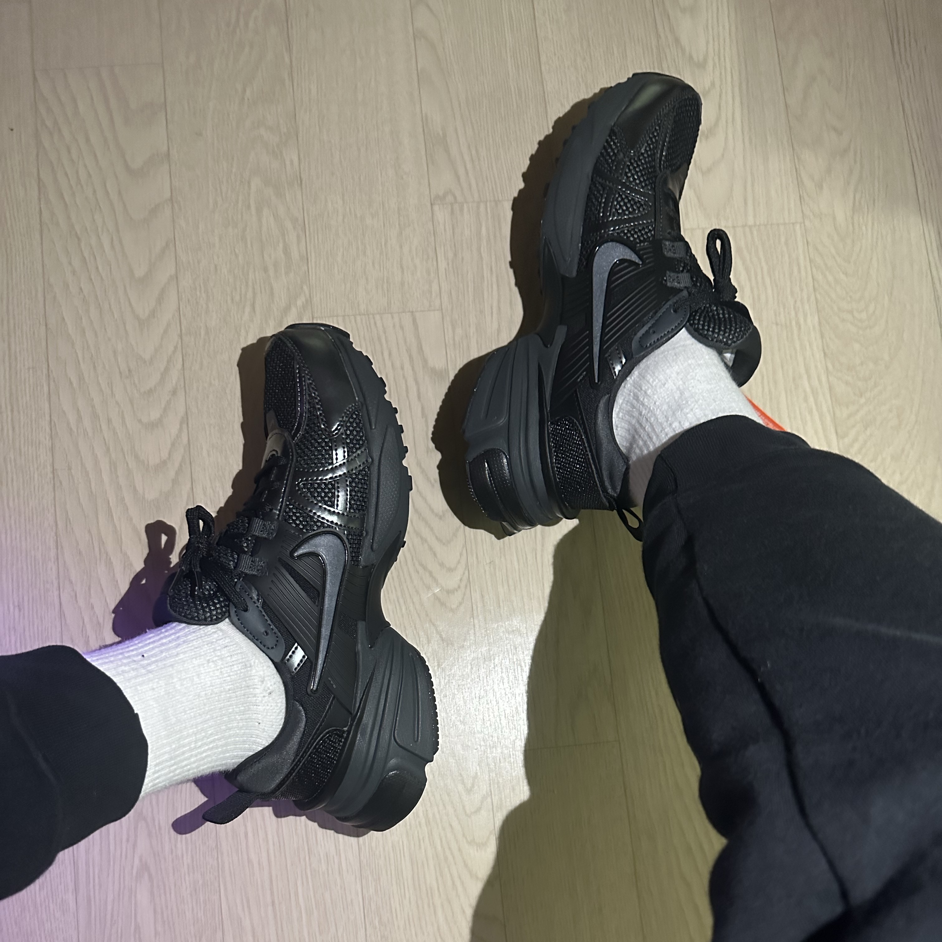 Nike V2K Run Black Anthracite 착용 스타일