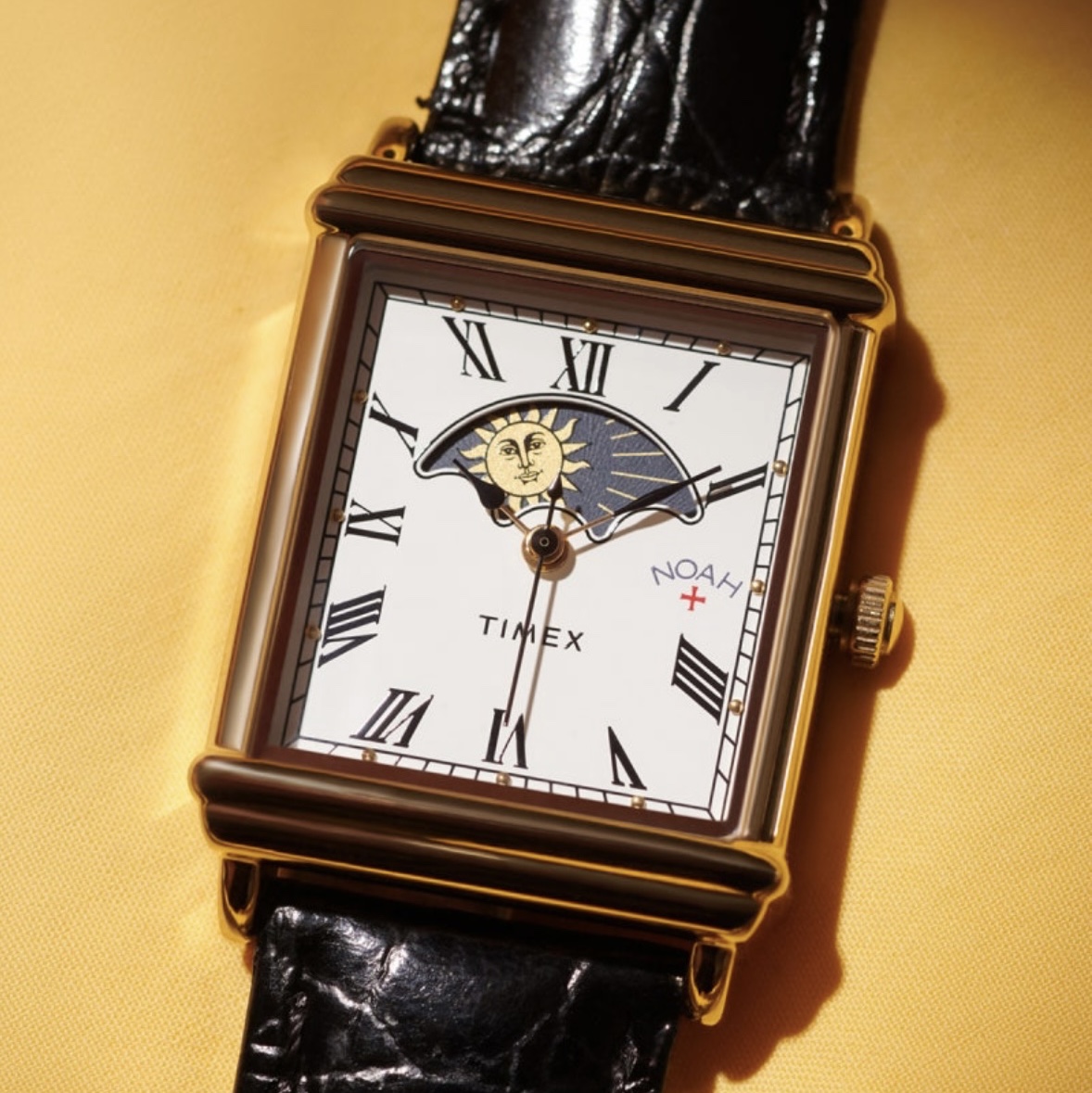 Timex x Noah Sun and Moon Watch Black Gold 착용 스타일 - 1