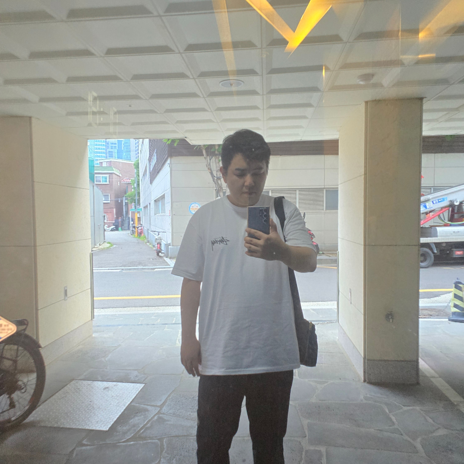 Stussy Diced Out T-Shirt White, Balenciaga Runner Sneakers White 착용 스타일 - 3