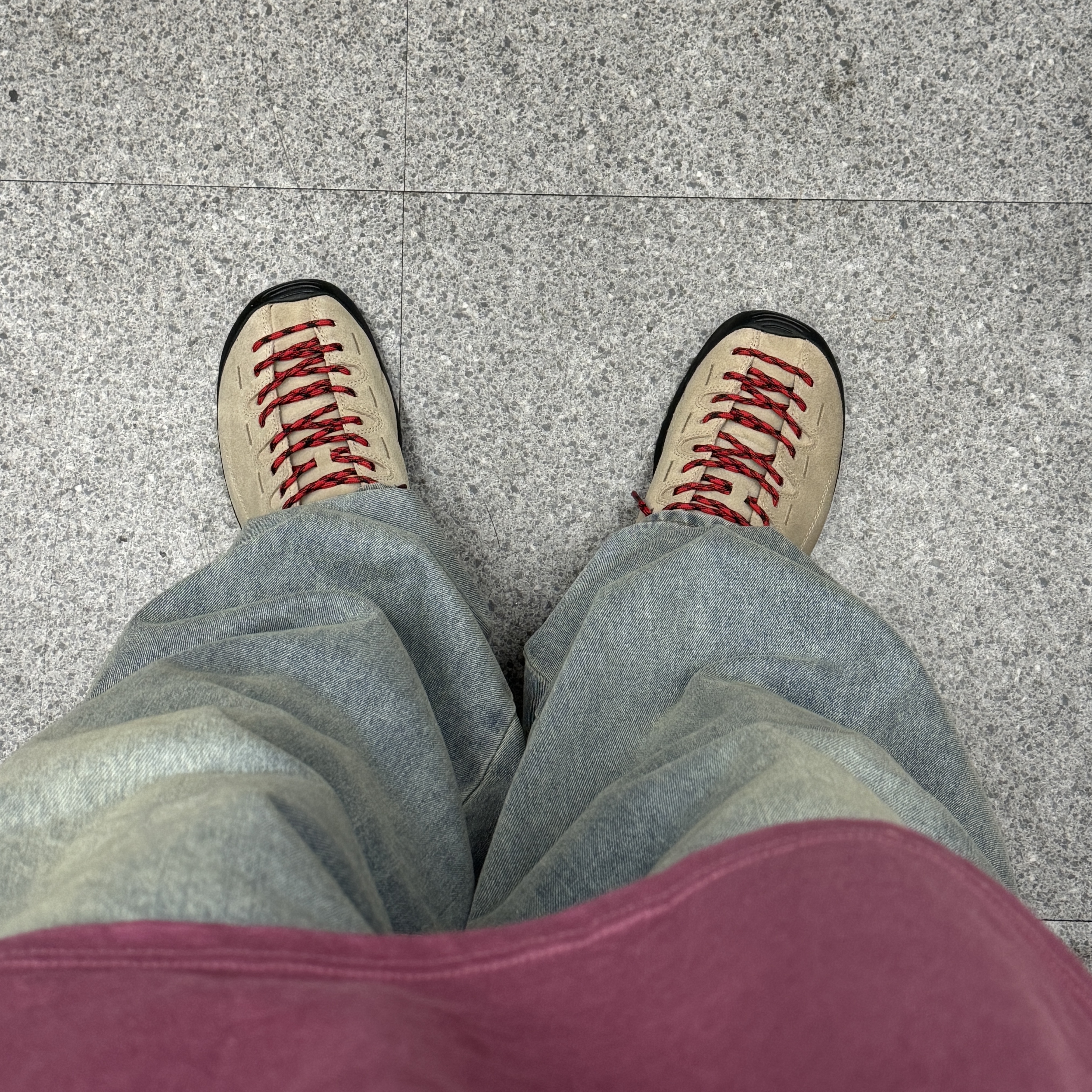 Keen Jasper Suede Sneakers Silver Mink, Stussy World Tour T-Shirt Berry 2024 착용 스타일