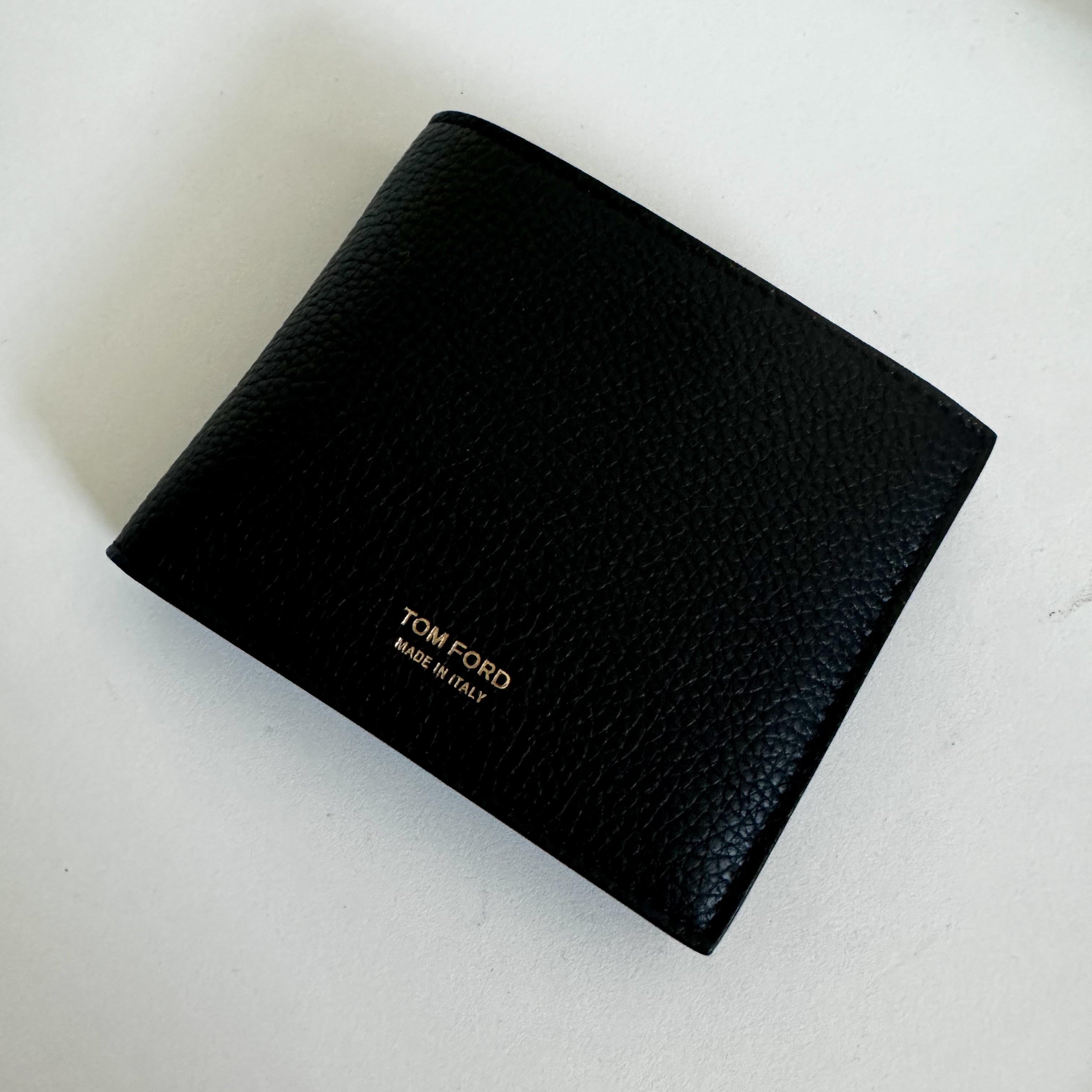 Tom Ford Grain Leather Classic Bifold Wallet Black 착용 스타일
