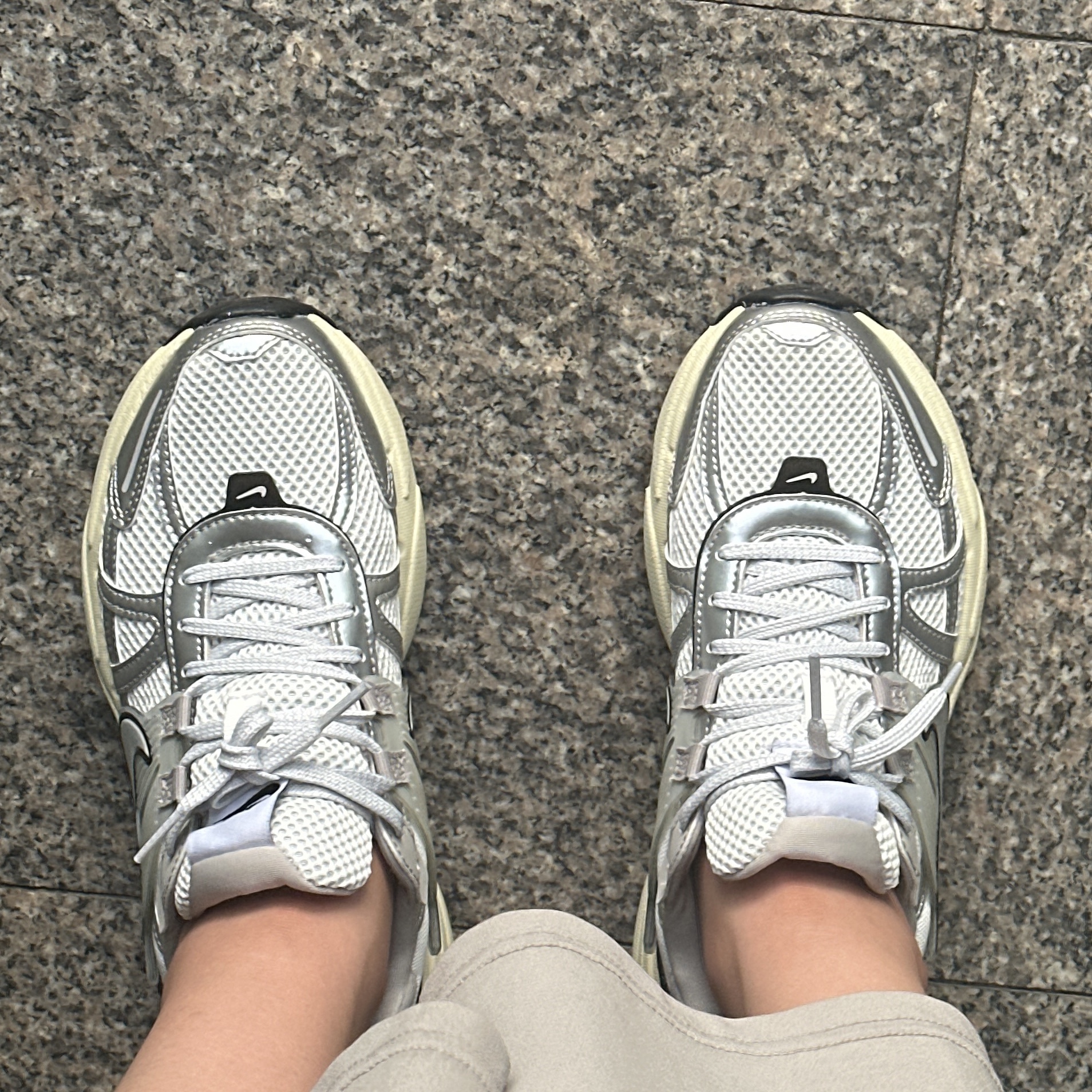 Nike V2K Run Summit White Metallic Silver 착용 스타일