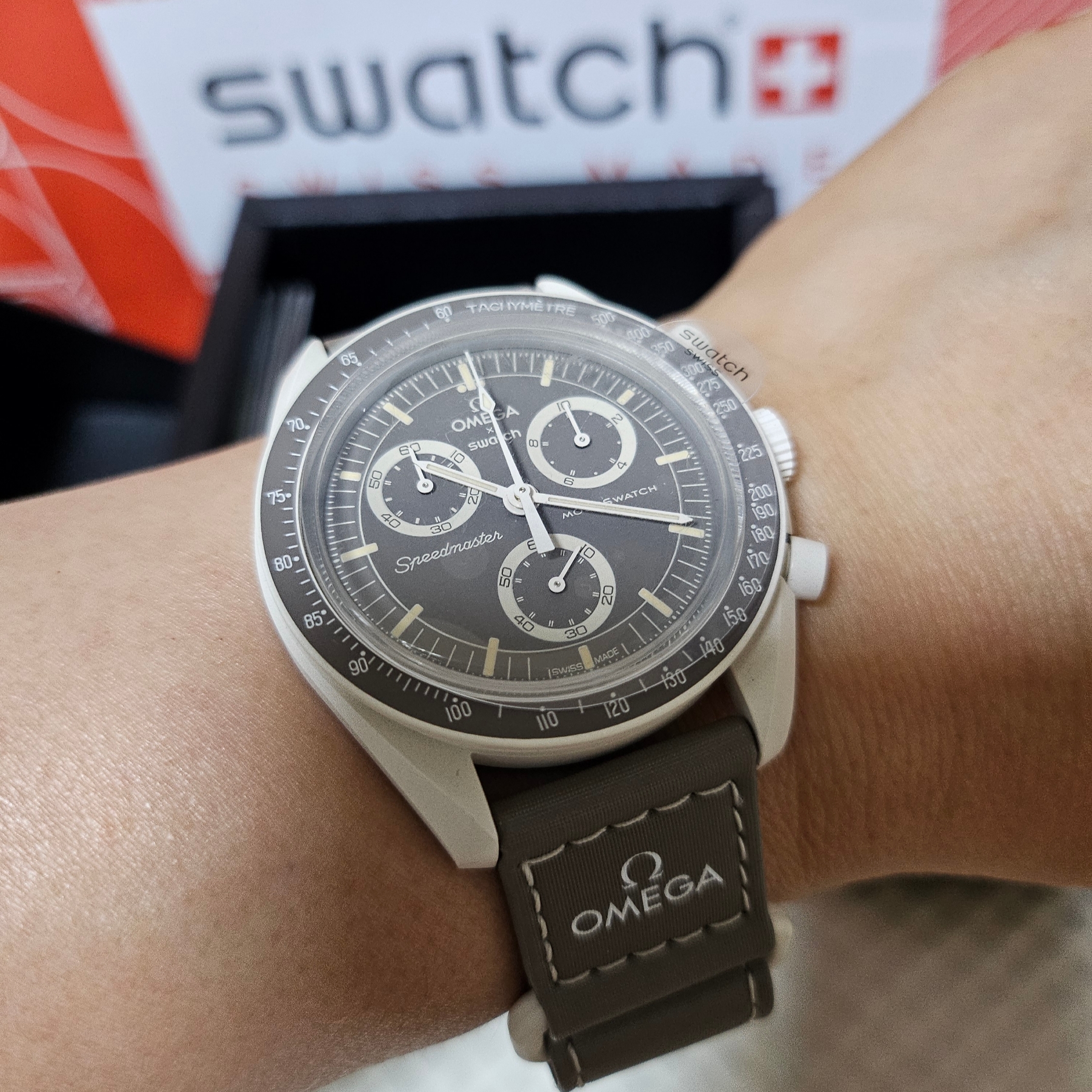 Swatch x Omega Bioceramic MoonSwatch Mission On Earth Dessert 착용 스타일 - 2