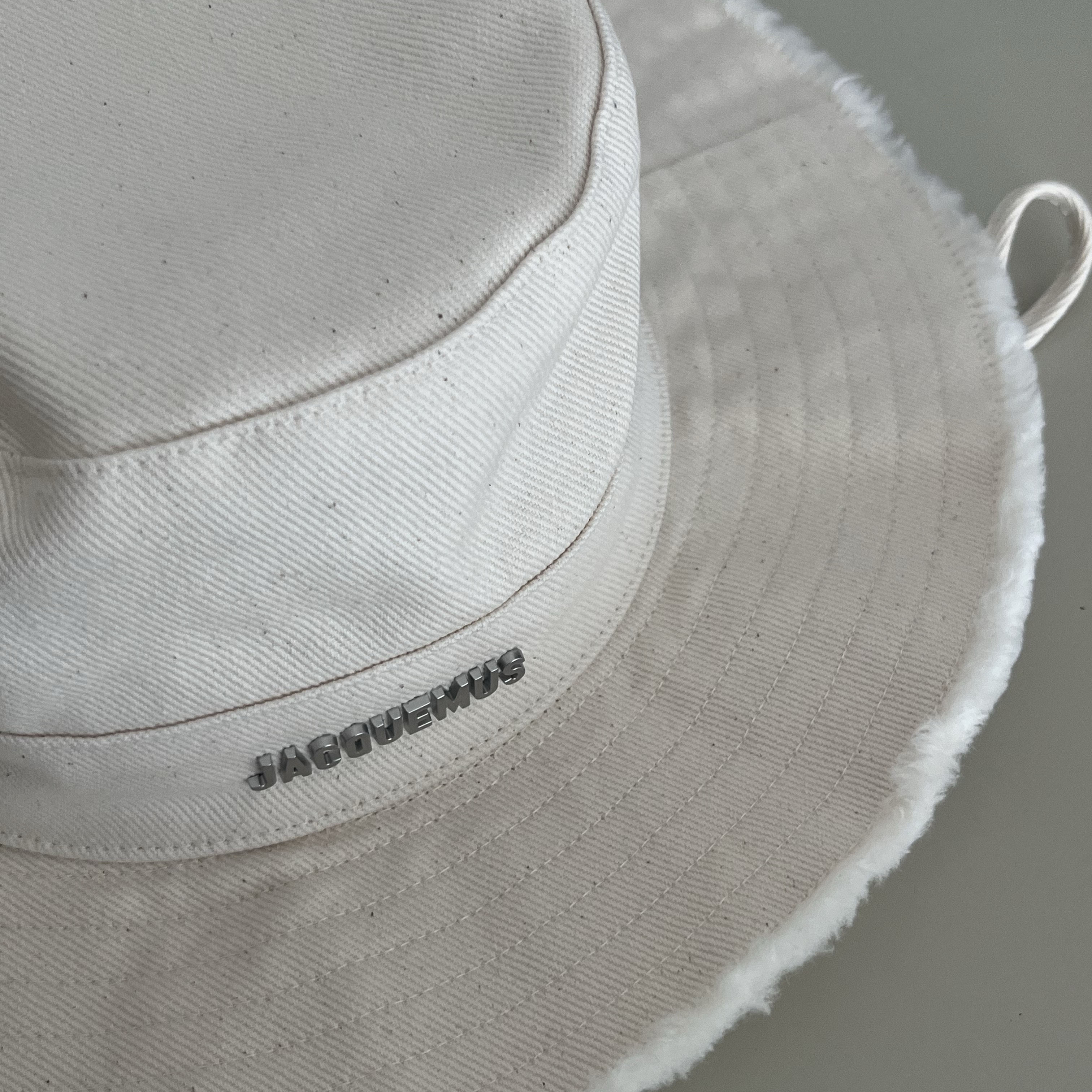 Jacquemus Le Bob Artichaut Bucket Hat Off White, Arc'teryx Mantis 1 Waistpack Relic 착용 스타일 - 1